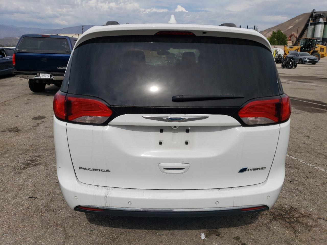2018 Chrysler Pacifica Hybrid Touring L White vin: 2C4RC1L76JR129512