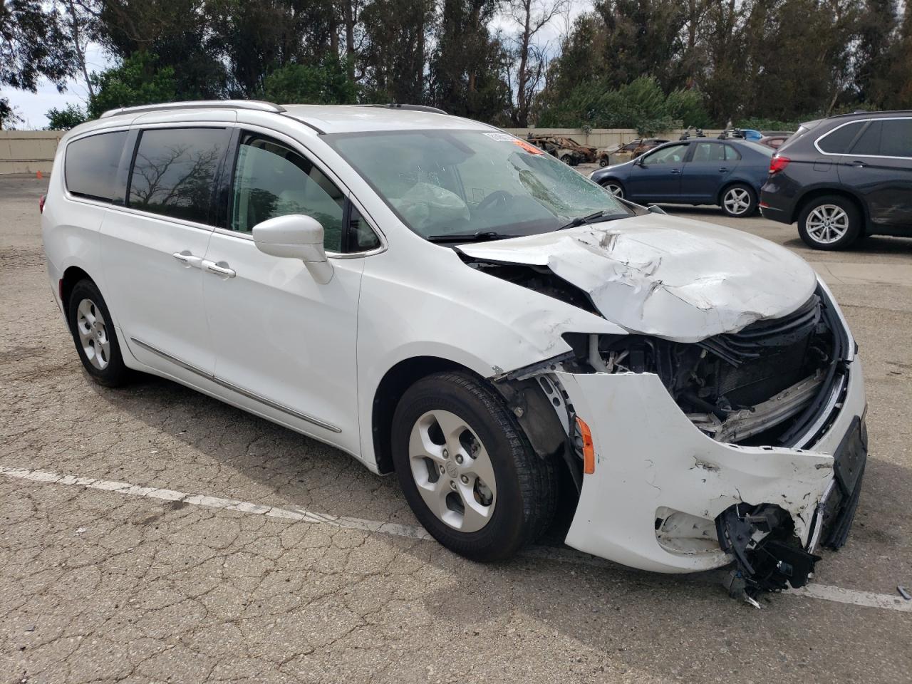 2018 Chrysler Pacifica Hybrid Touring L White vin: 2C4RC1L76JR129512