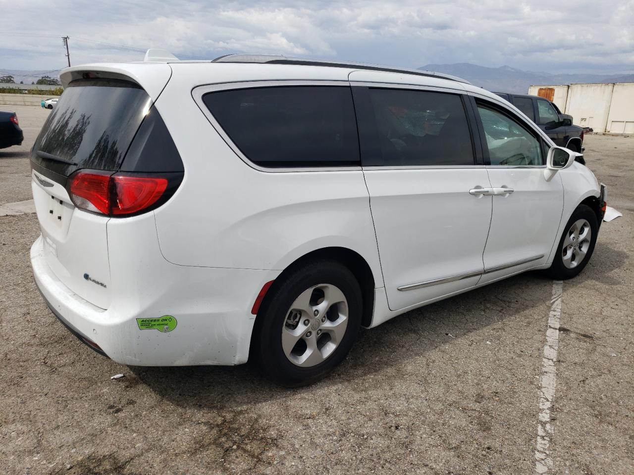 2018 Chrysler Pacifica Hybrid Touring L White vin: 2C4RC1L76JR129512
