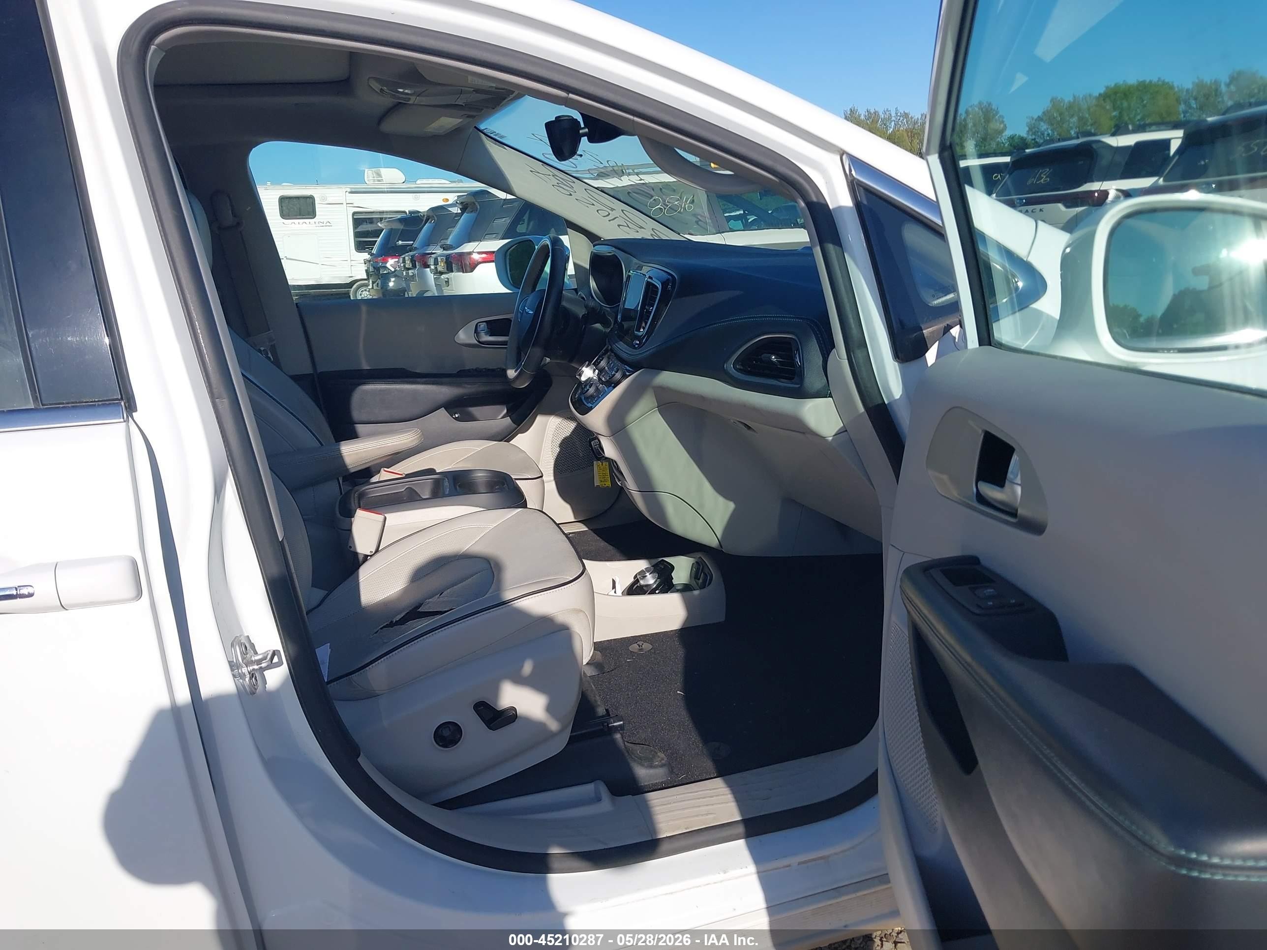 2017 Chrysler Pacifica Hybrid Platinum White vin: 2C4RC1N70HR709488