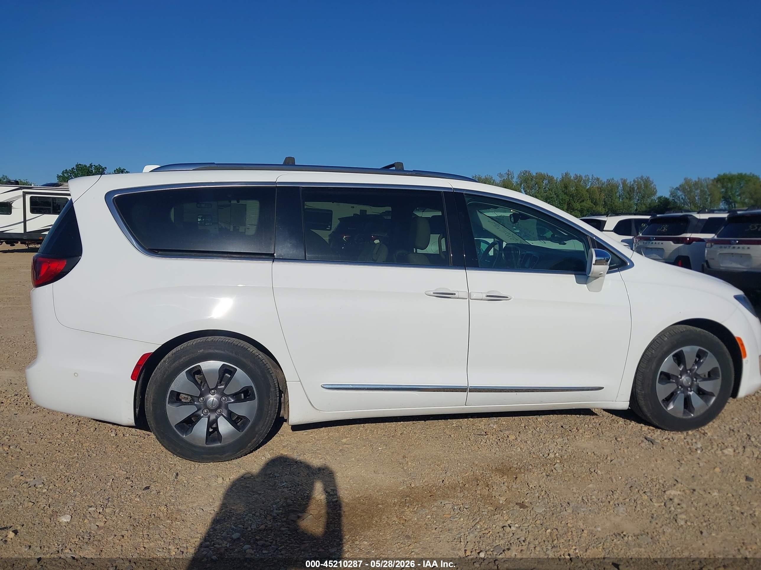 2017 Chrysler Pacifica Hybrid Platinum White vin: 2C4RC1N70HR709488