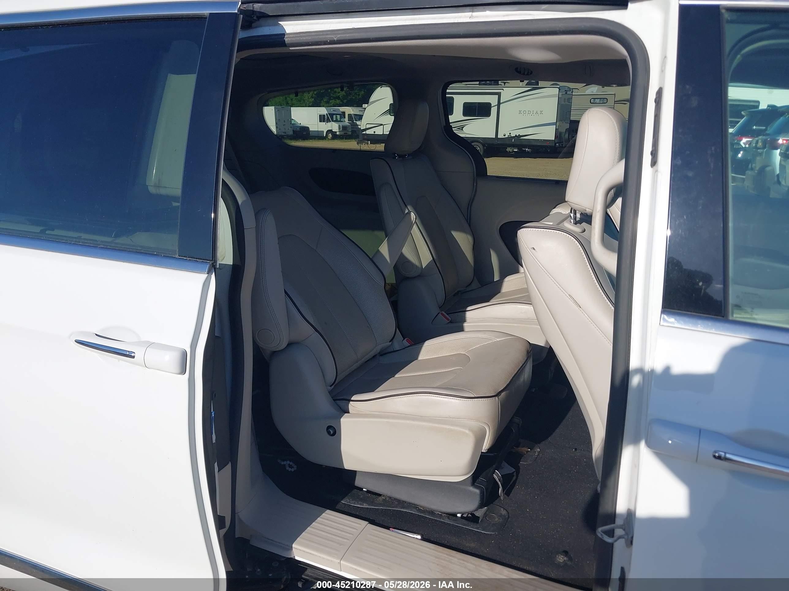 2017 Chrysler Pacifica Hybrid Platinum White vin: 2C4RC1N70HR709488