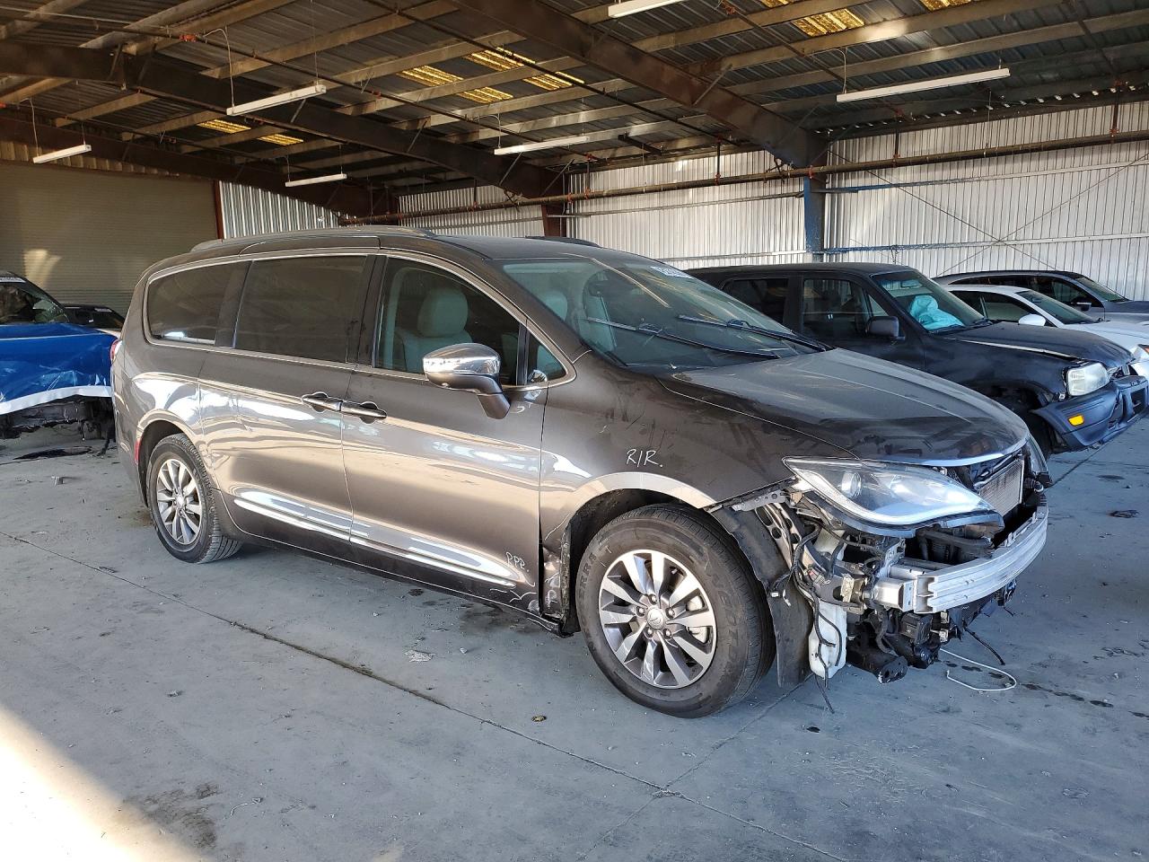 2019 Chrysler Pacifica Hybrid Limited Gray vin: 2C4RC1N70KR645492