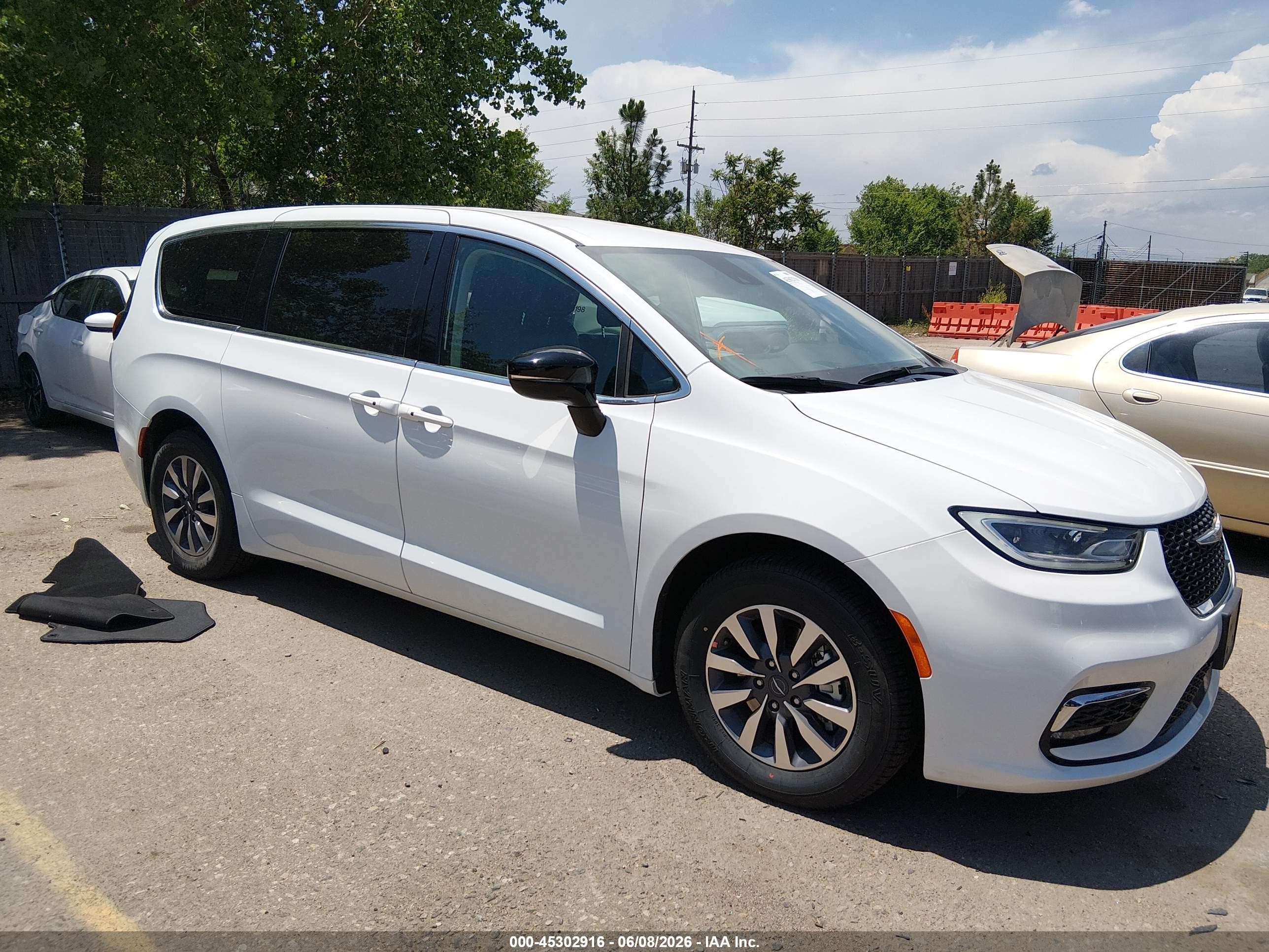 2024 Chrysler Pacifica Hybrid Select White vin: 2C4RC1S71RR198735