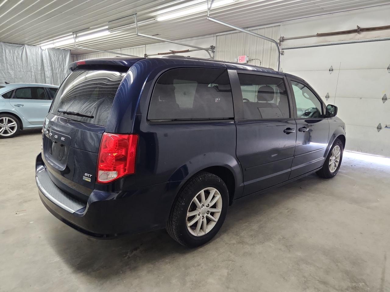 2015 Dodge Grand Caravan Sxt Blue vin: 2C4RDGCG0FR718692 Damage: Right Qtr Panel, Dent(S) W/ Paint Dmg, 1 To 2 Inches