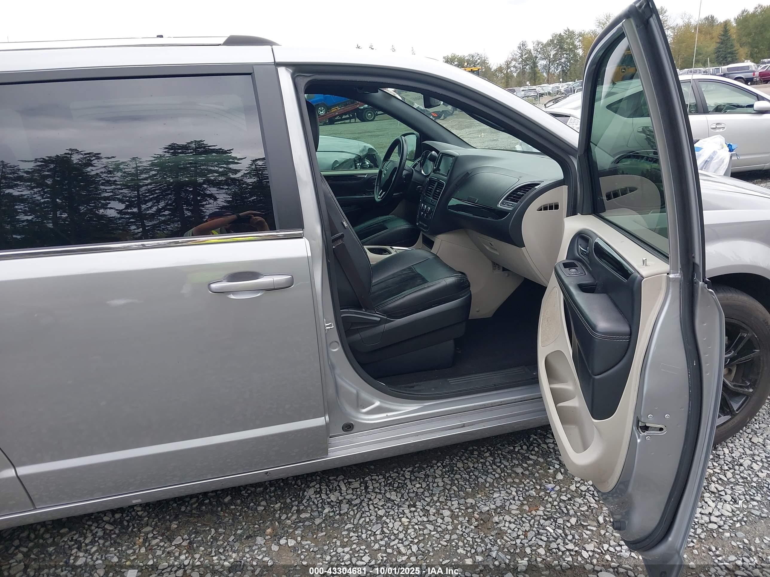 2018 Dodge Grand Caravan Sxt Silver vin: 2C4RDGCG3JR264947