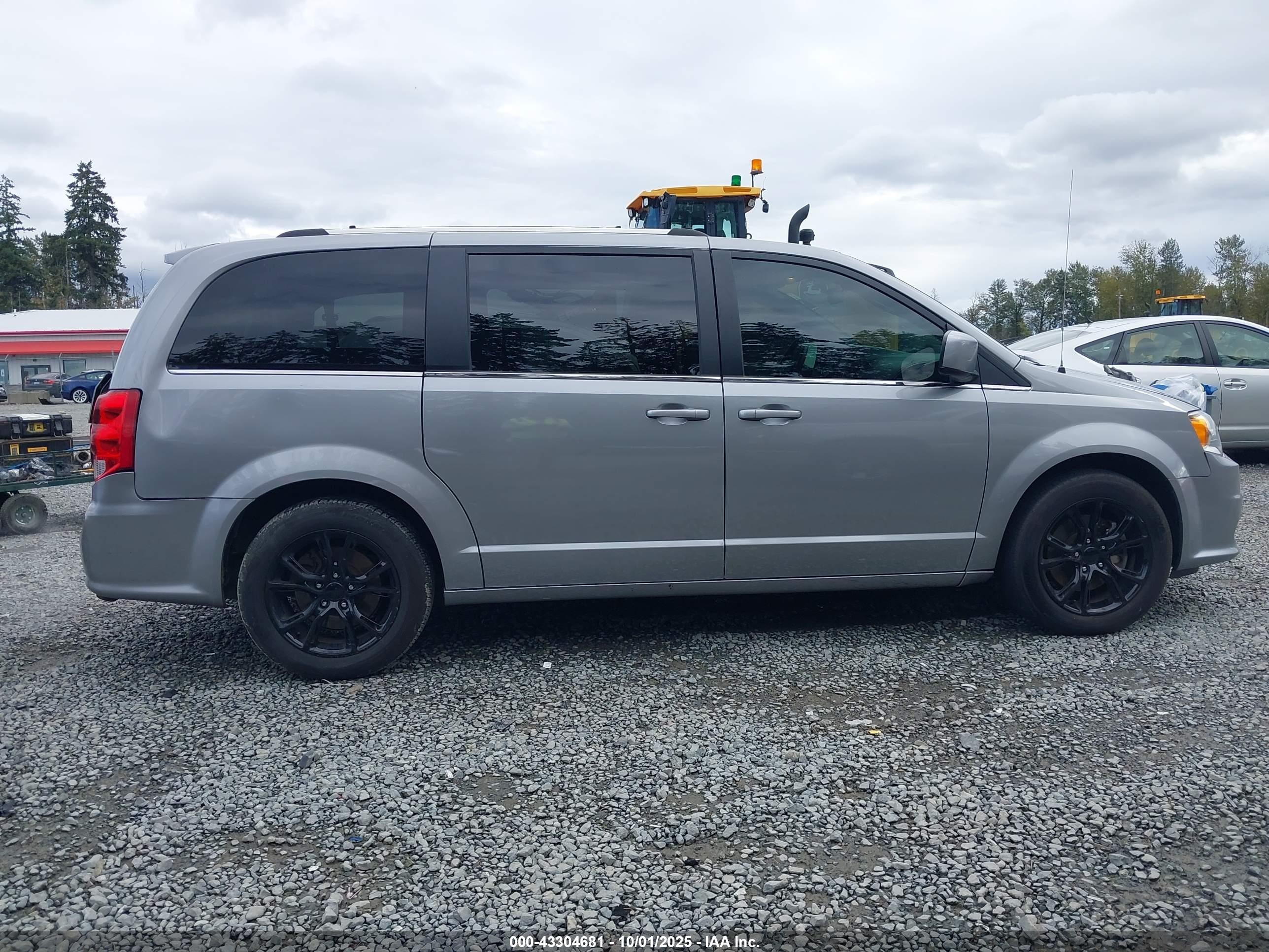 2018 Dodge Grand Caravan Sxt Silver vin: 2C4RDGCG3JR264947
