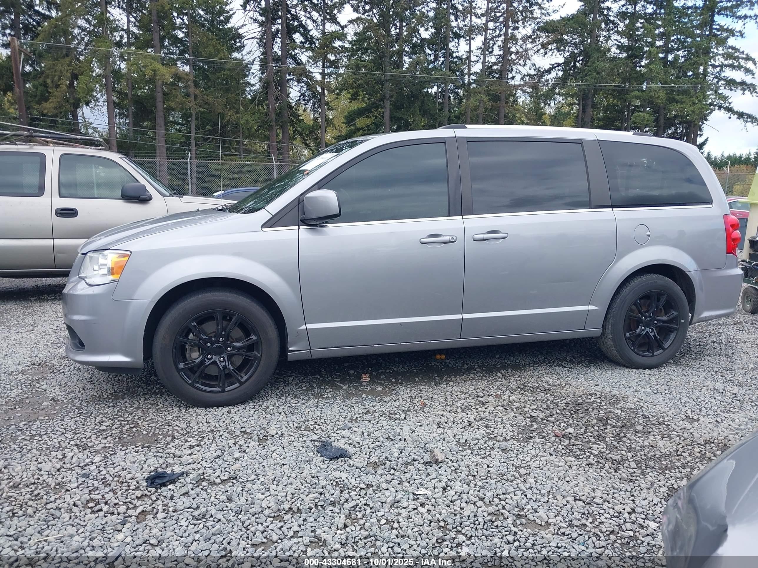 2018 Dodge Grand Caravan Sxt Silver vin: 2C4RDGCG3JR264947