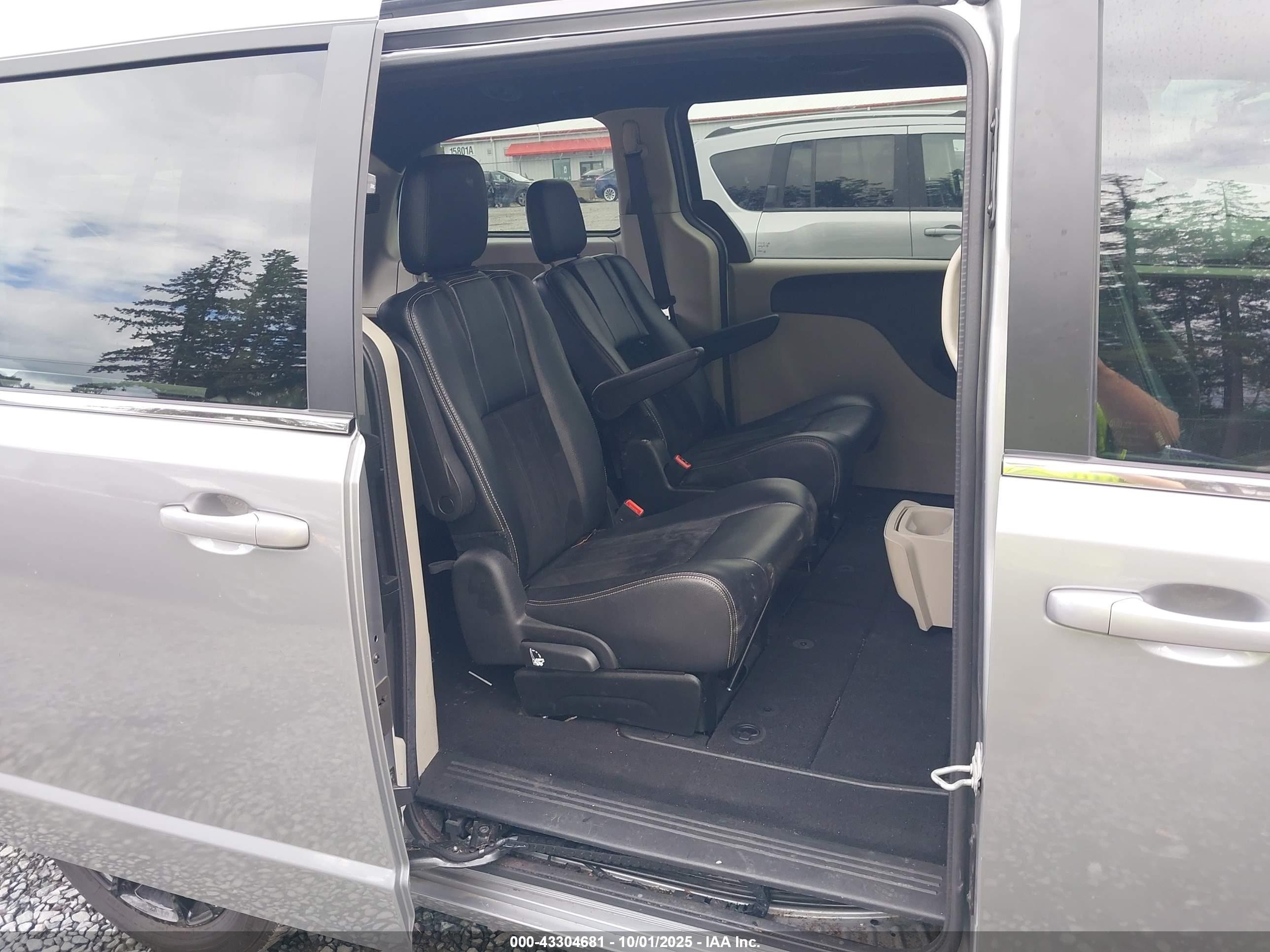 2018 Dodge Grand Caravan Sxt Silver vin: 2C4RDGCG3JR264947