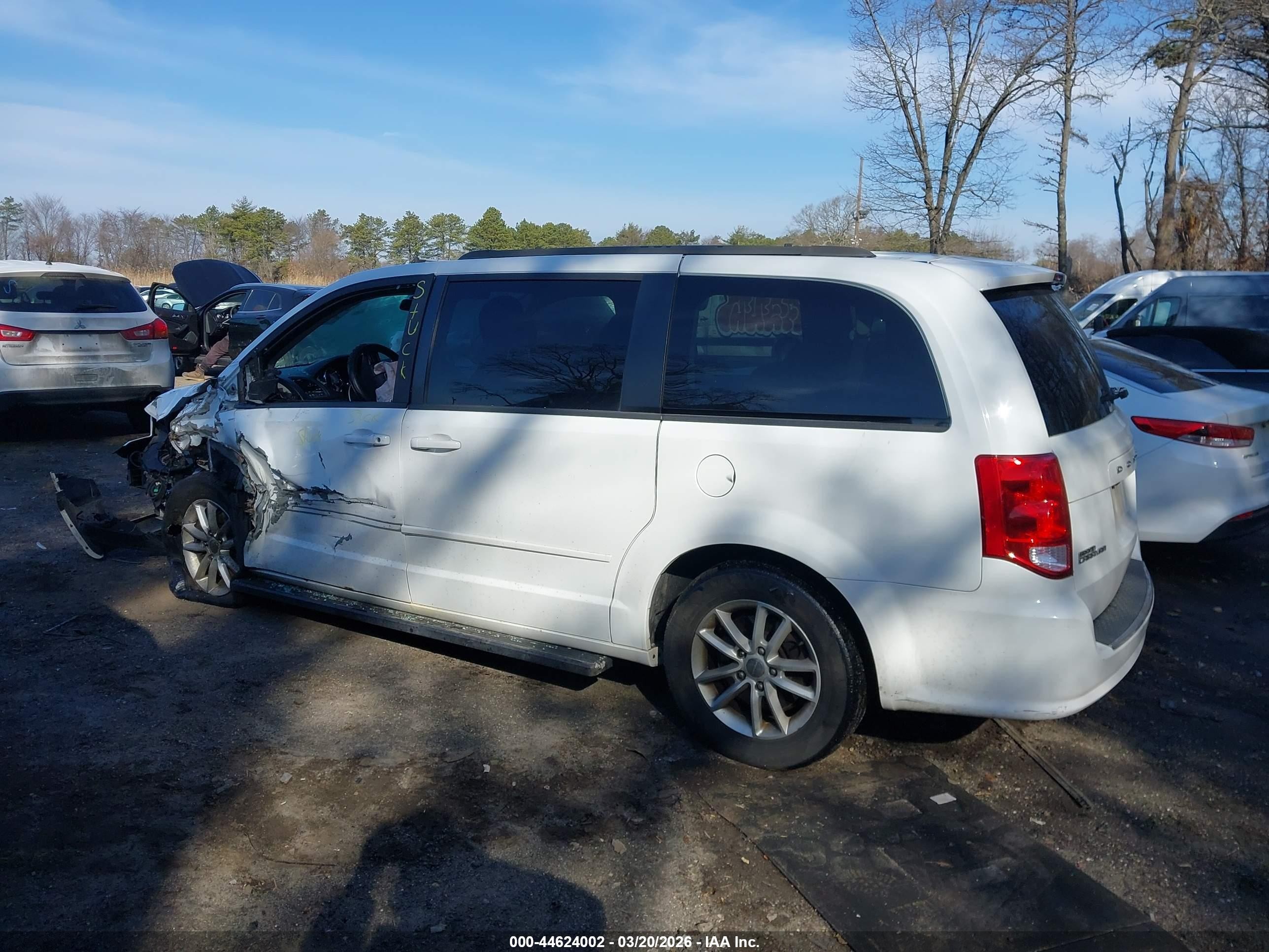 2014 Dodge Grand Caravan Sxt White vin: 2C4RDGCG4ER425327