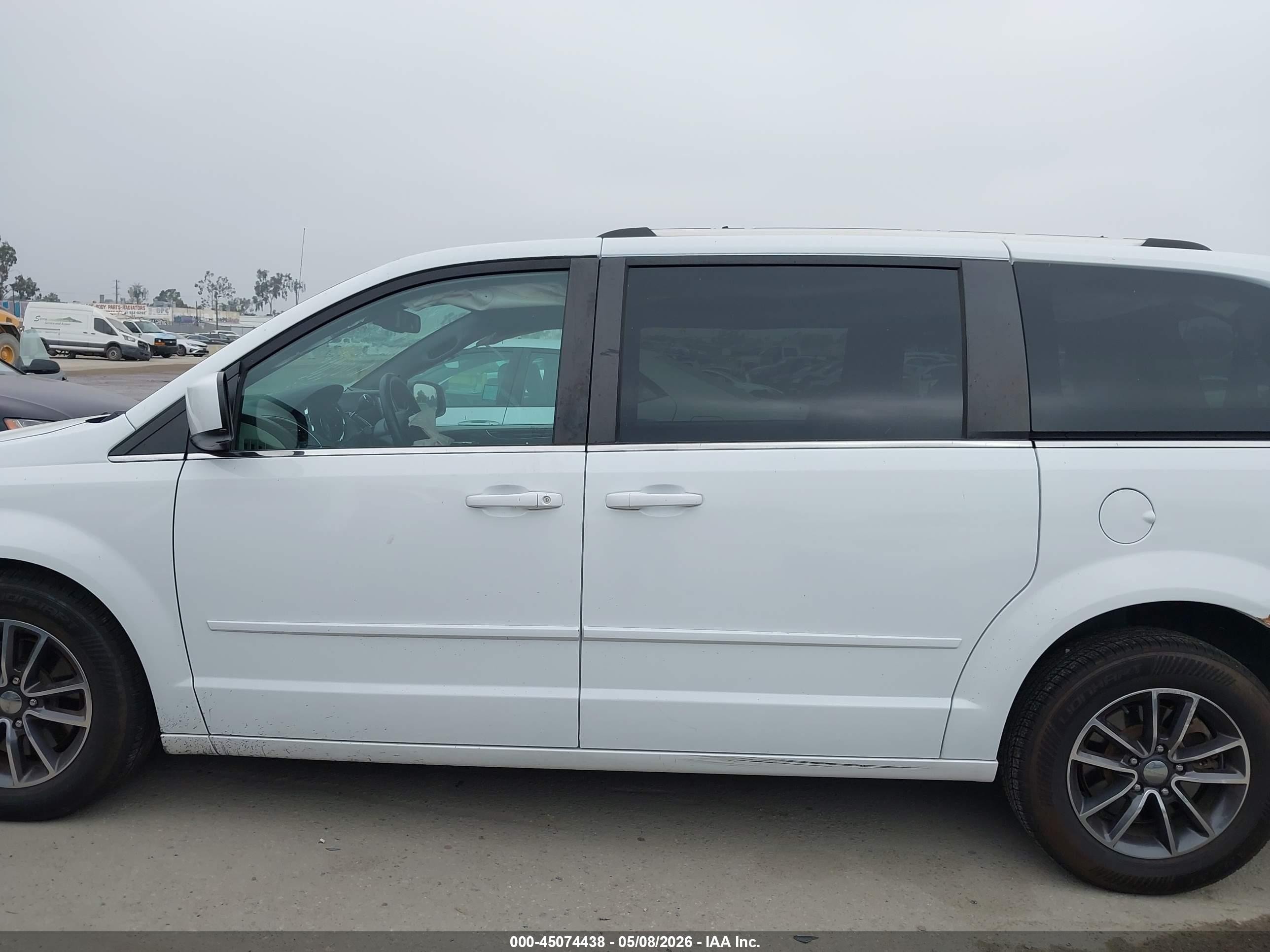 2017 Dodge Grand Caravan Sxt White vin: 2C4RDGCG4HR685831