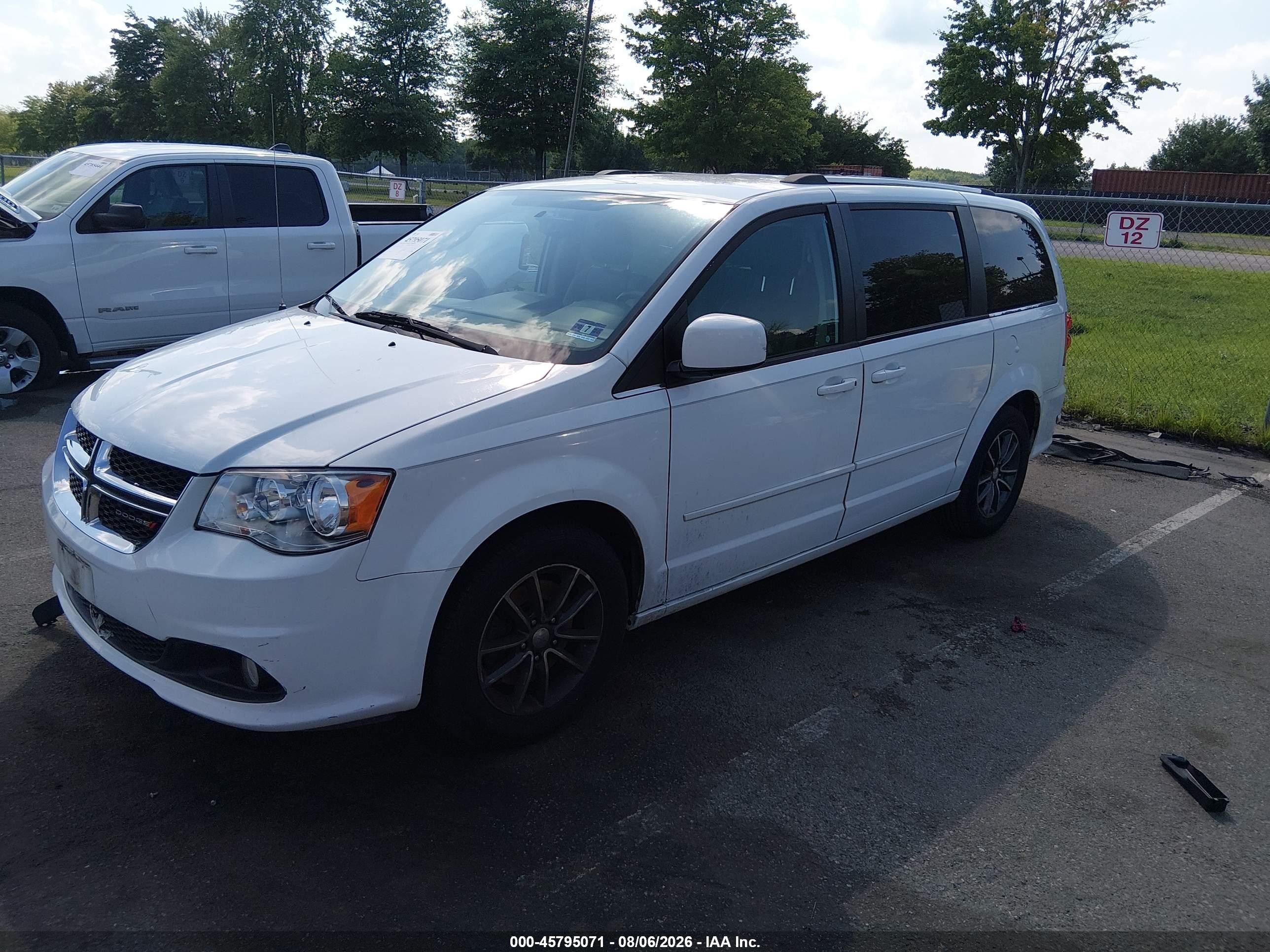2017 Dodge Grand Caravan Sxt White vin: 2C4RDGCG4HR848154