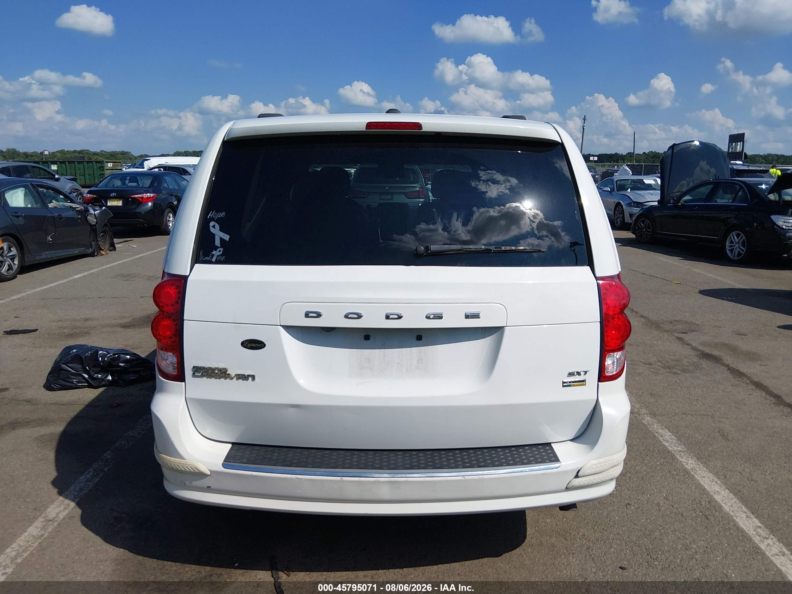 2017 Dodge Grand Caravan Sxt White vin: 2C4RDGCG4HR848154
