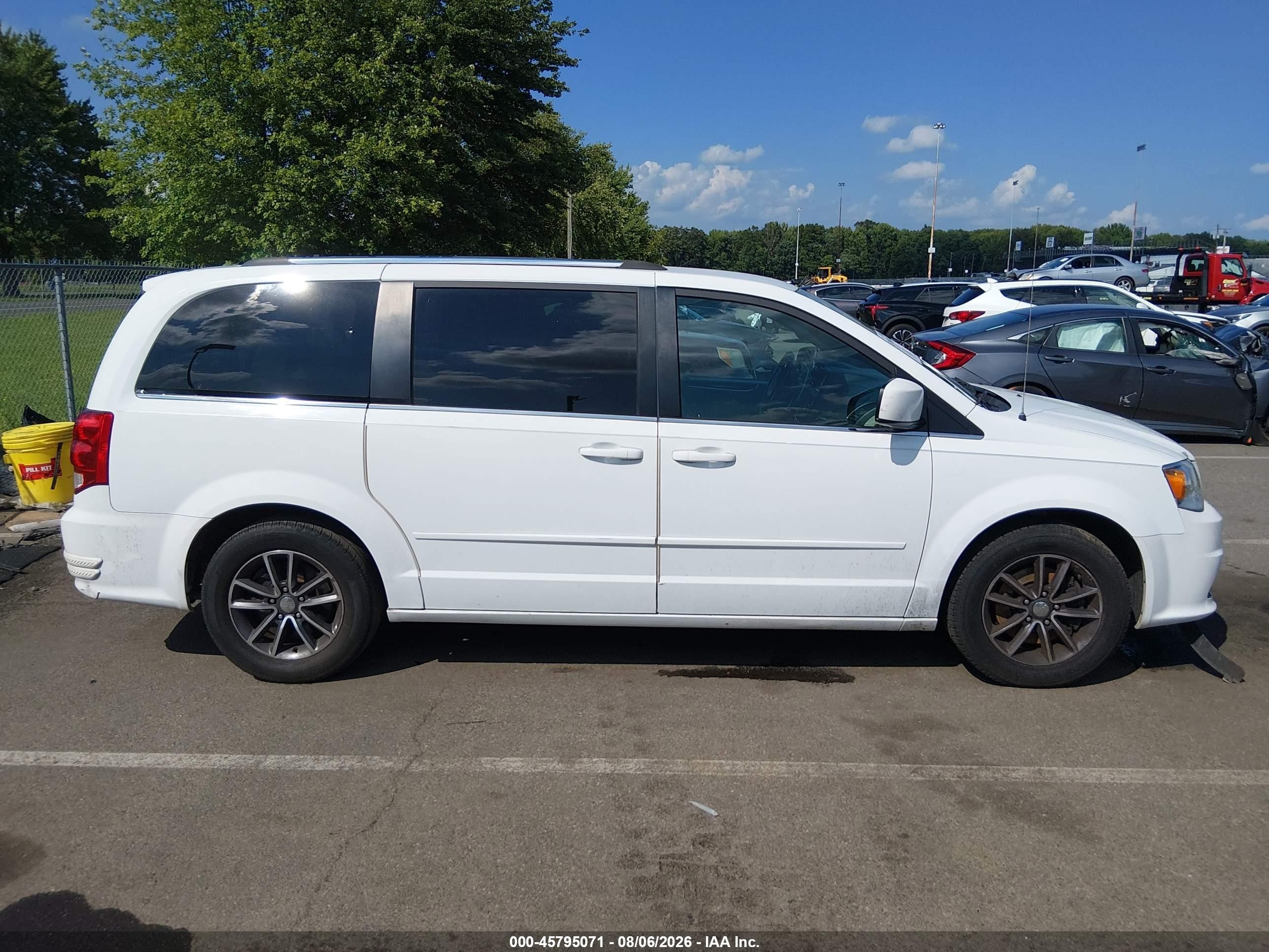 2017 Dodge Grand Caravan Sxt White vin: 2C4RDGCG4HR848154