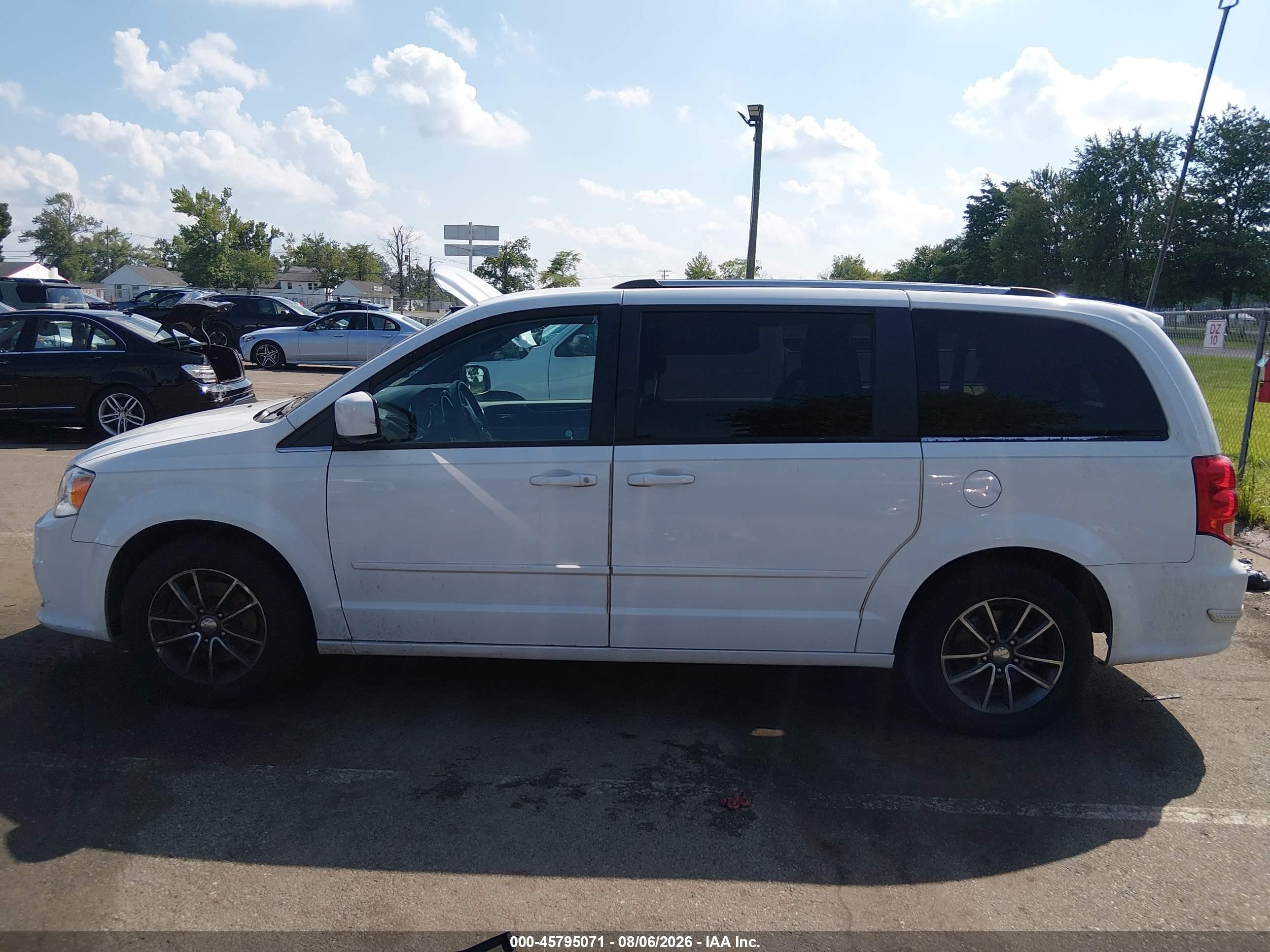 2017 Dodge Grand Caravan Sxt White vin: 2C4RDGCG4HR848154
