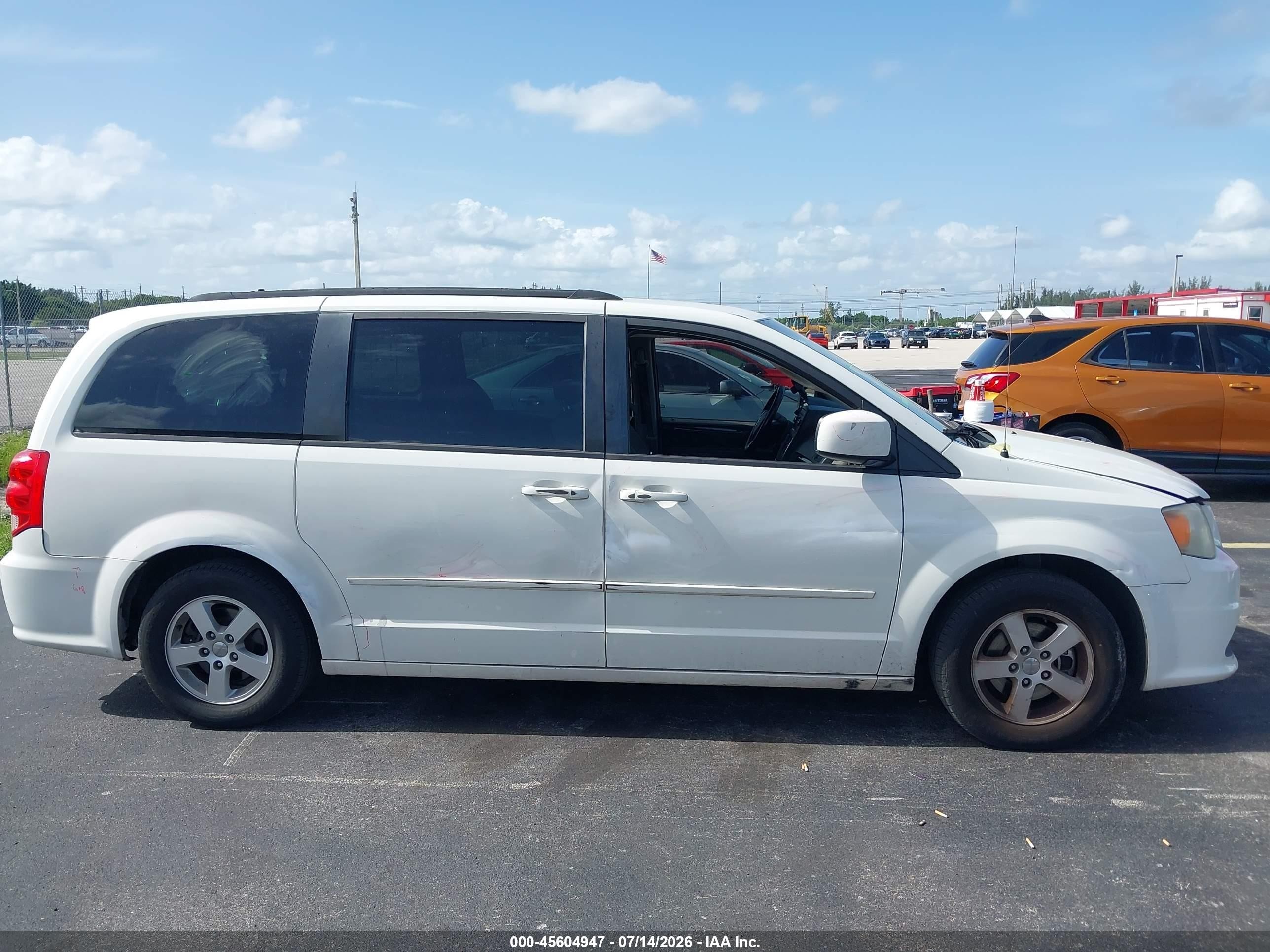 2012 Dodge Grand Caravan Sxt White vin: 2C4RDGCG5CR180261