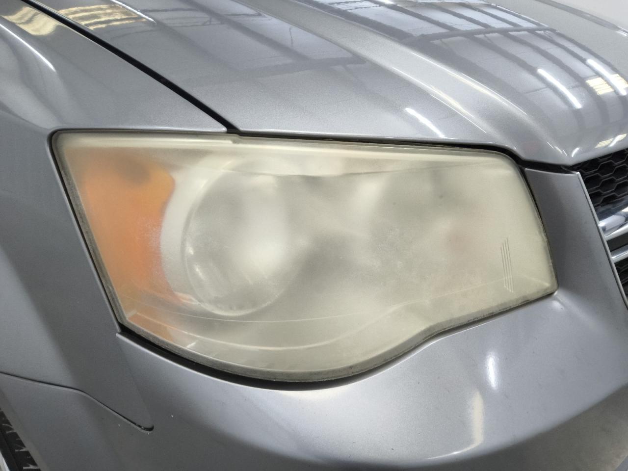 2013 Dodge Grand Caravan Sxt Silver vin: 2C4RDGCG6DR669172 Damage: Right Head Lamp, Faded, Repair Required