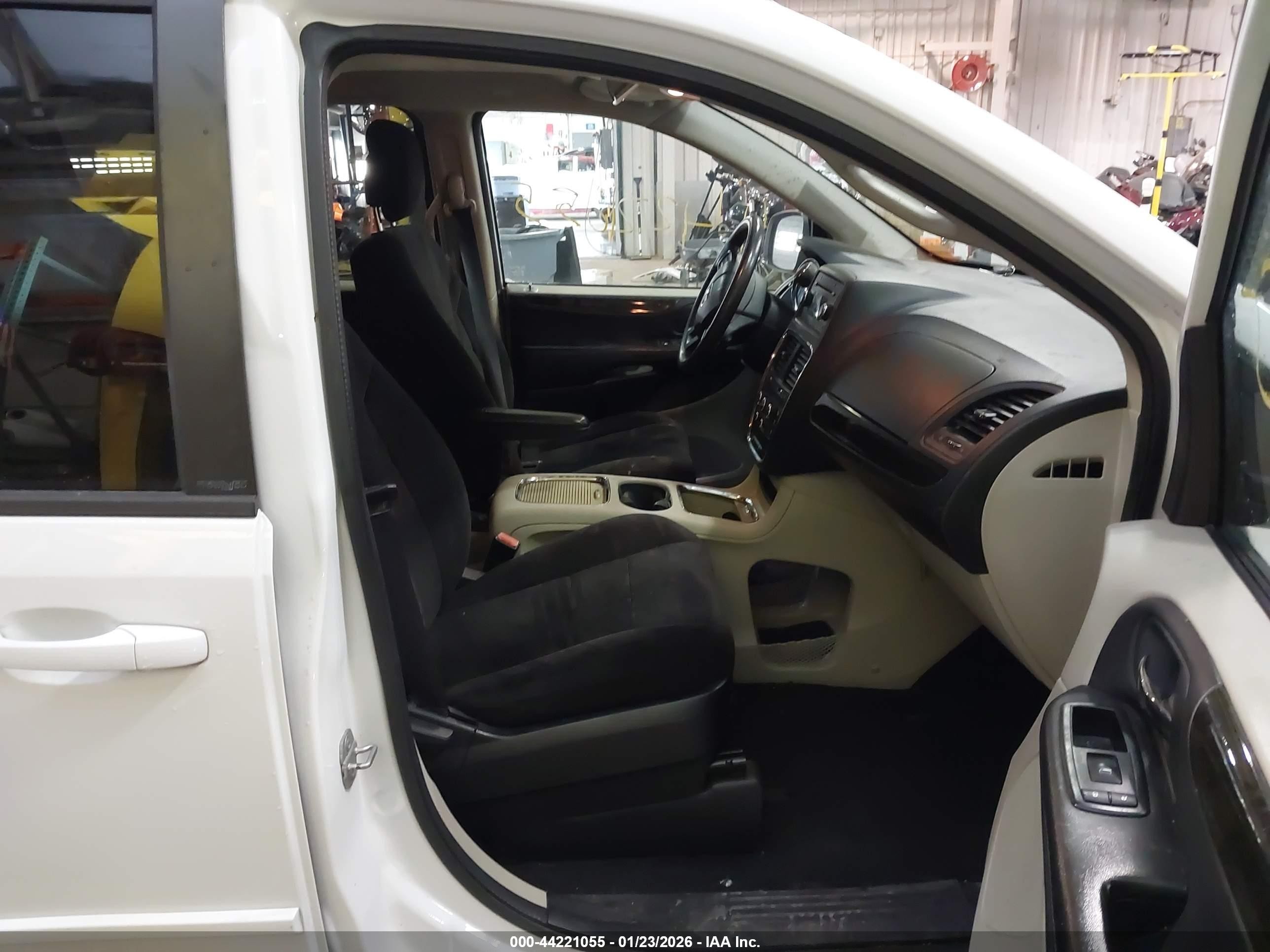 2014 Dodge Grand Caravan Sxt White vin: 2C4RDGCG6ER161091