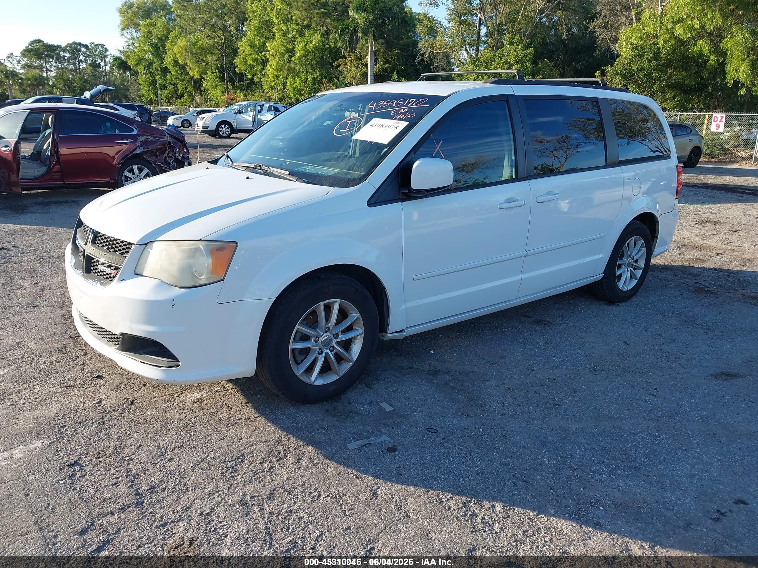 2014 Dodge Grand Caravan Sxt White vin: 2C4RDGCG6ER273843