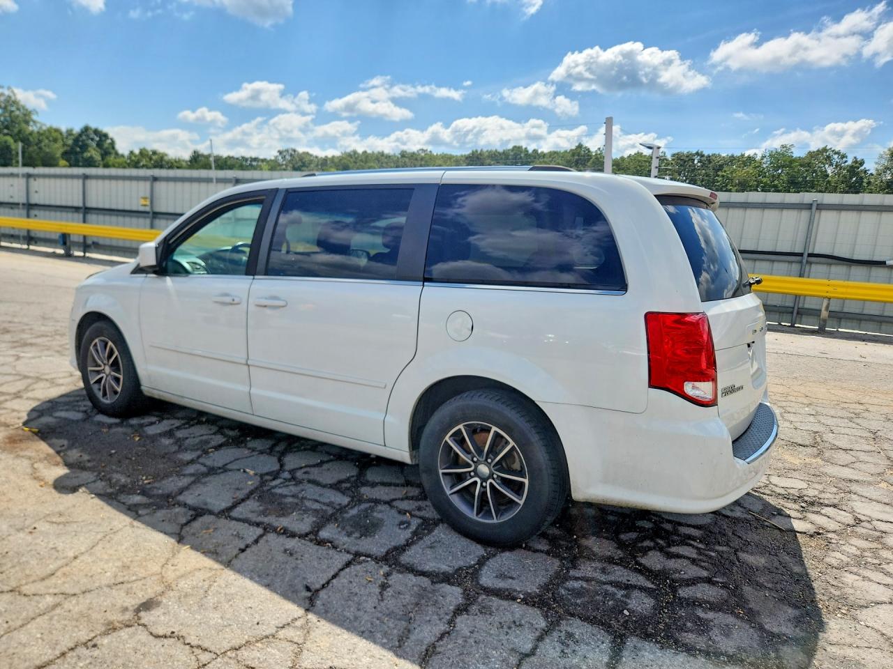2017 Dodge Grand Caravan Sxt White vin: 2C4RDGCG6HR604893