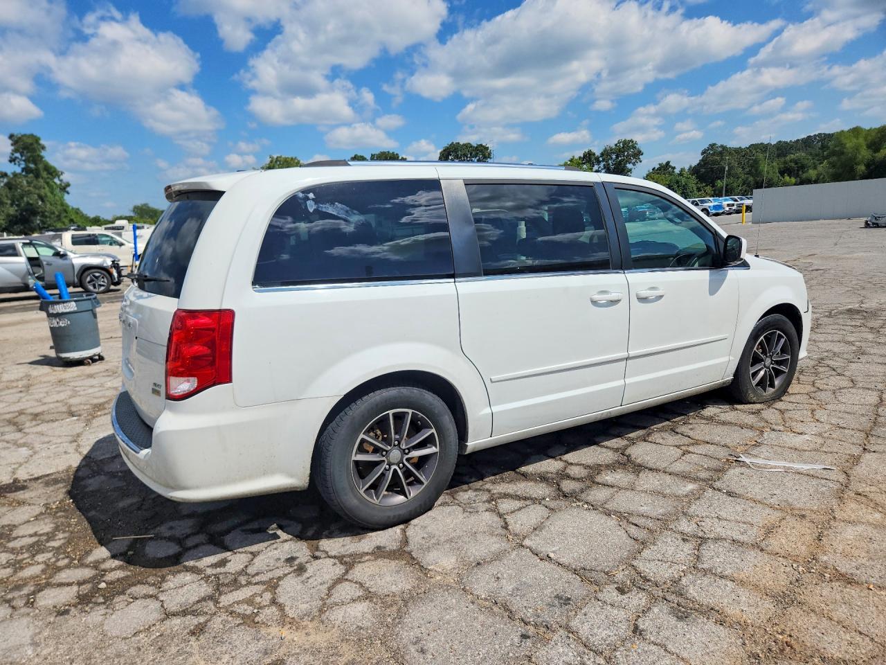 2017 Dodge Grand Caravan Sxt White vin: 2C4RDGCG6HR604893