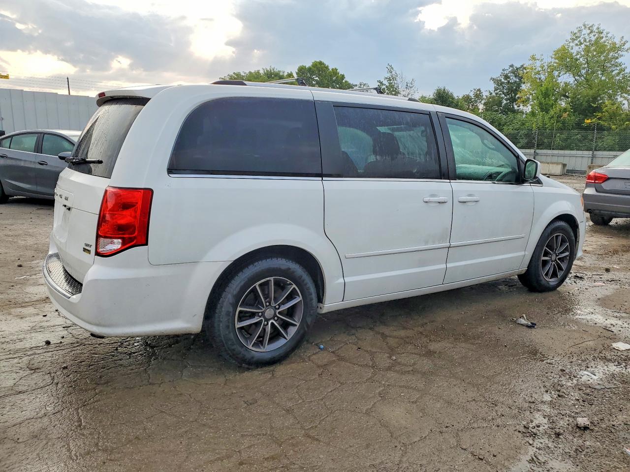 2017 Dodge Grand Caravan Sxt White vin: 2C4RDGCG6HR672384
