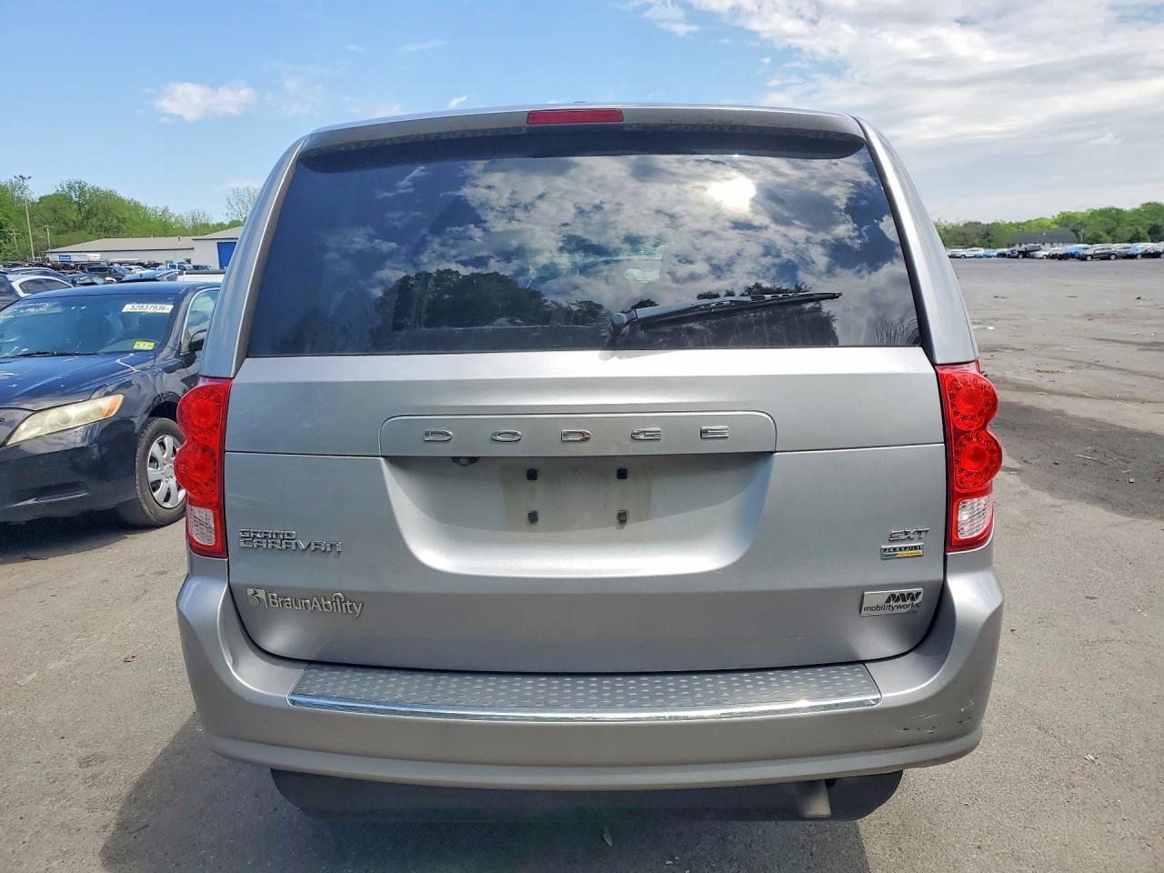 2018 Dodge Grand Caravan Sxt Silver vin: 2C4RDGCG6JR266028
