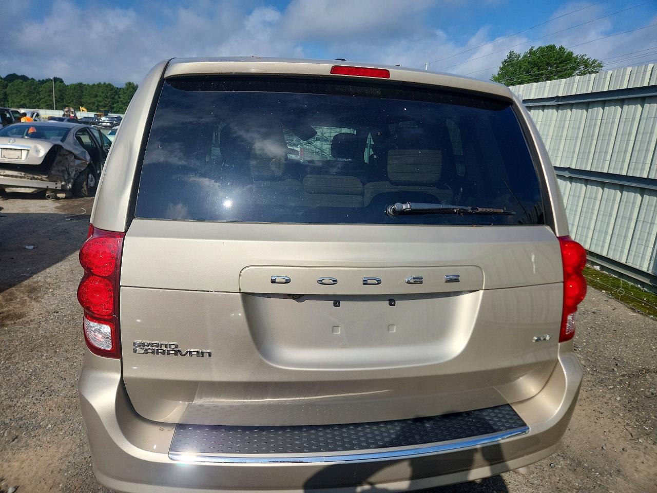 2015 Dodge Grand Caravan Sxt Beige vin: 2C4RDGCG7FR663335