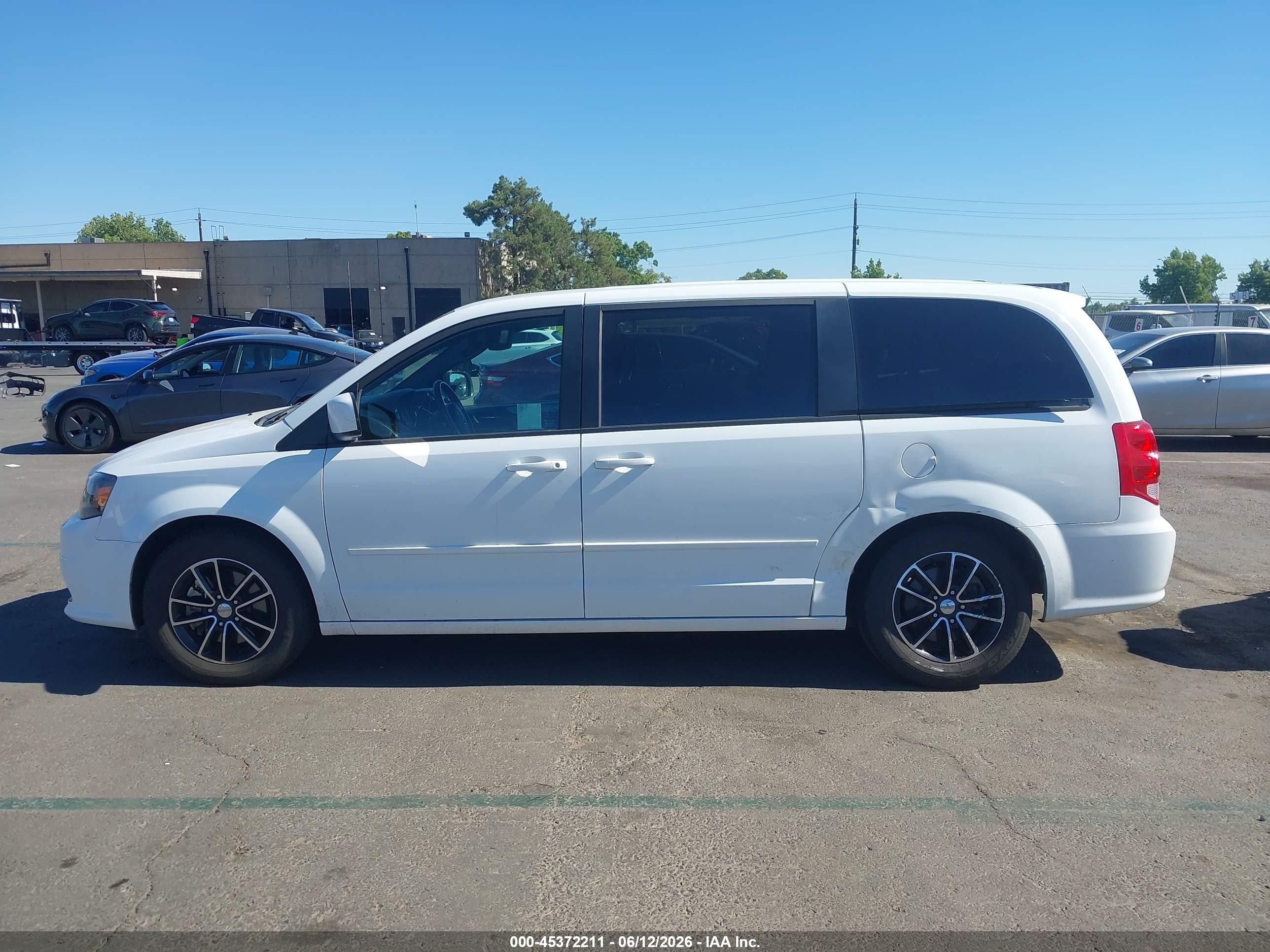 2015 Dodge Grand Caravan Sxt Белый vin: 2C4RDGCG8FR614628