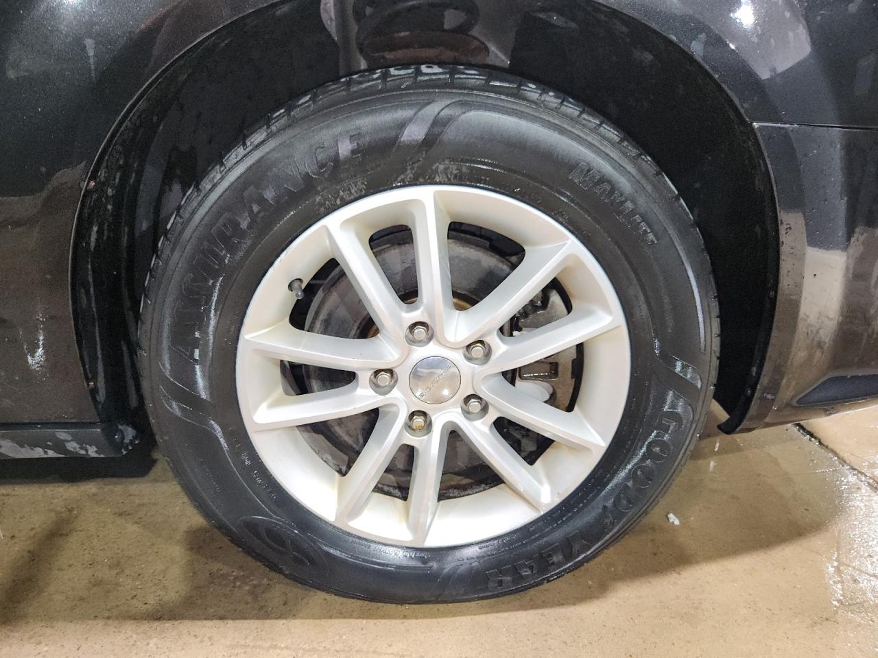 2014 Dodge Grand Caravan Sxt Black vin: 2C4RDGCG9ER120468 Damage: Right Front Tire, Worn, Replacement Required