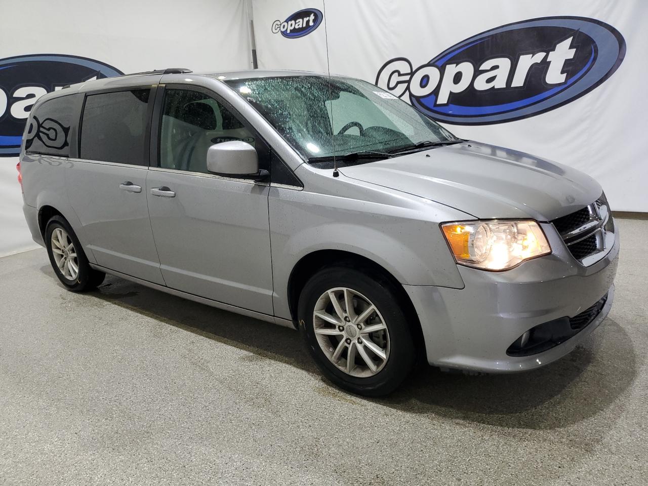 2019 Dodge Grand Caravan Sxt Silver vin: 2C4RDGCG9KR513463 Damage: Right Front Tire, Worn, Replacement Required
