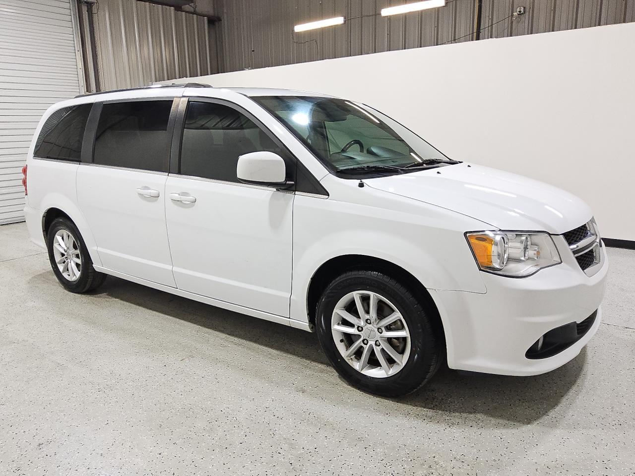 2020 Dodge Grand Caravan Sxt White vin: 2C4RDGCG9LR206831 Damage: Front Bumper, Heavy Scratch, 1 To 2 Inches