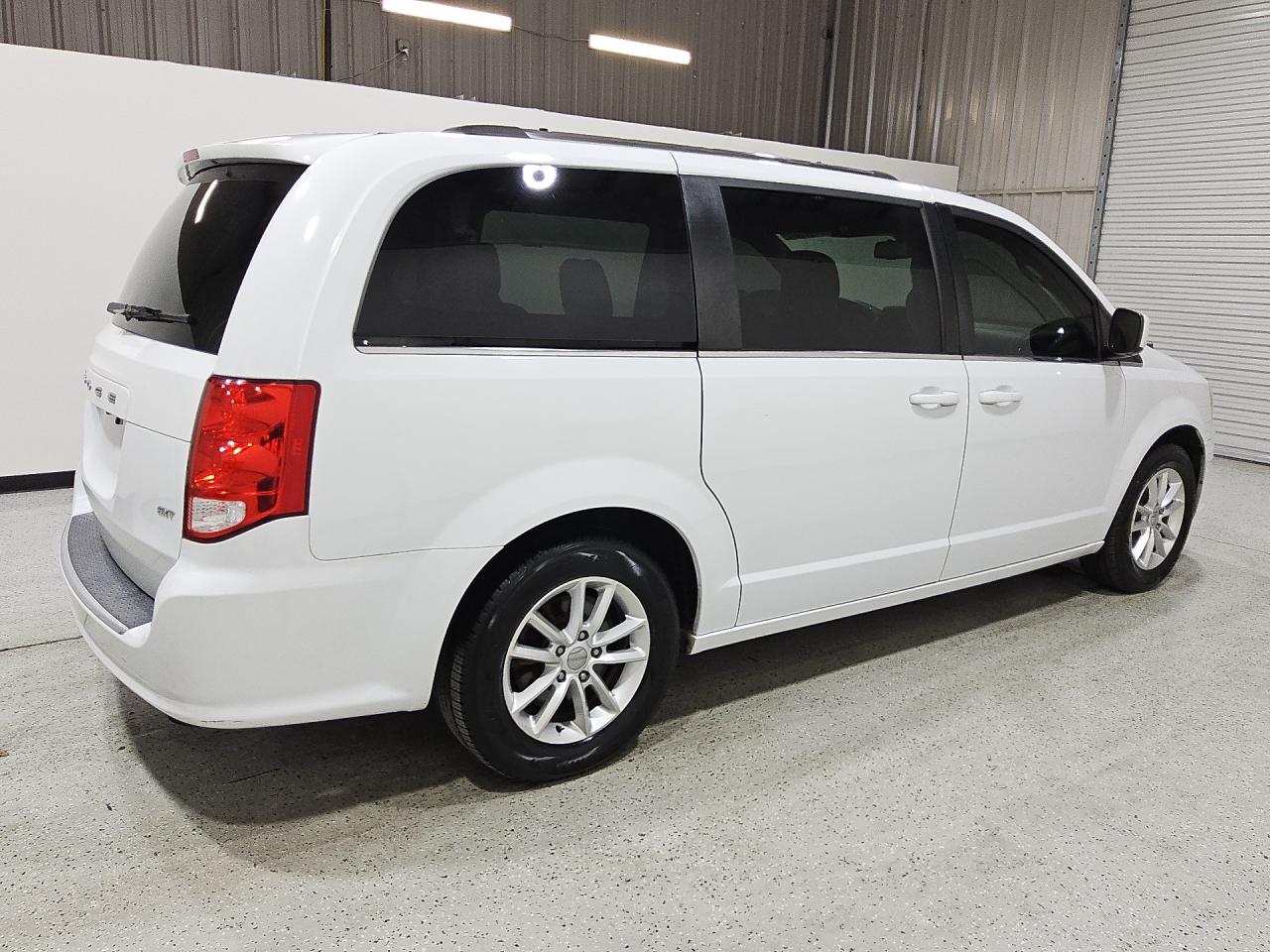 2020 Dodge Grand Caravan Sxt White vin: 2C4RDGCG9LR206831 Damage: Right Side Panel, Dent(S) W/No Paint Dmg, < 1/8 Inch