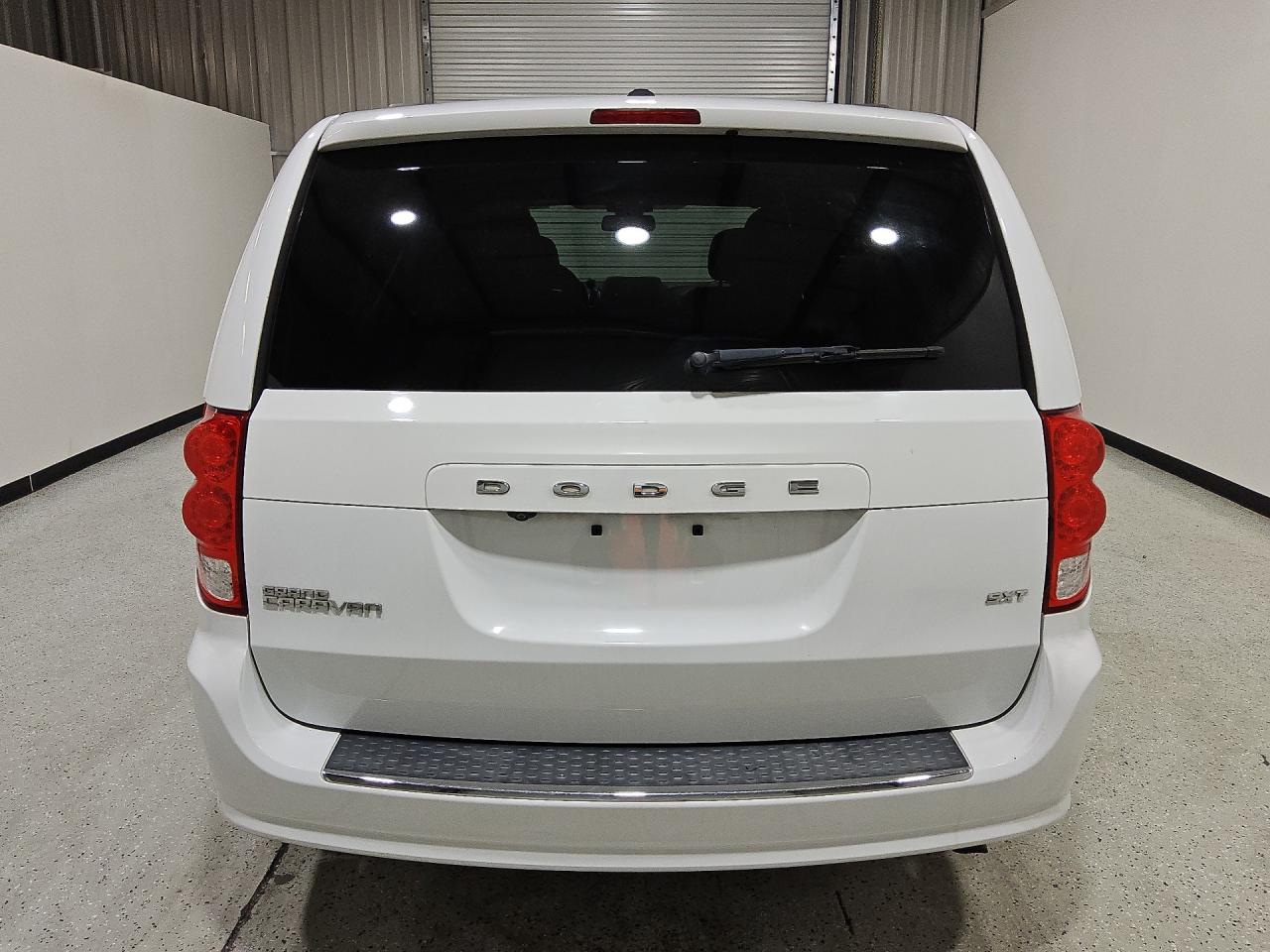 2020 Dodge Grand Caravan Sxt White vin: 2C4RDGCG9LR206831 Damage: Rear Bumper, Heavy Scratch, 1/2 To 1 Inch