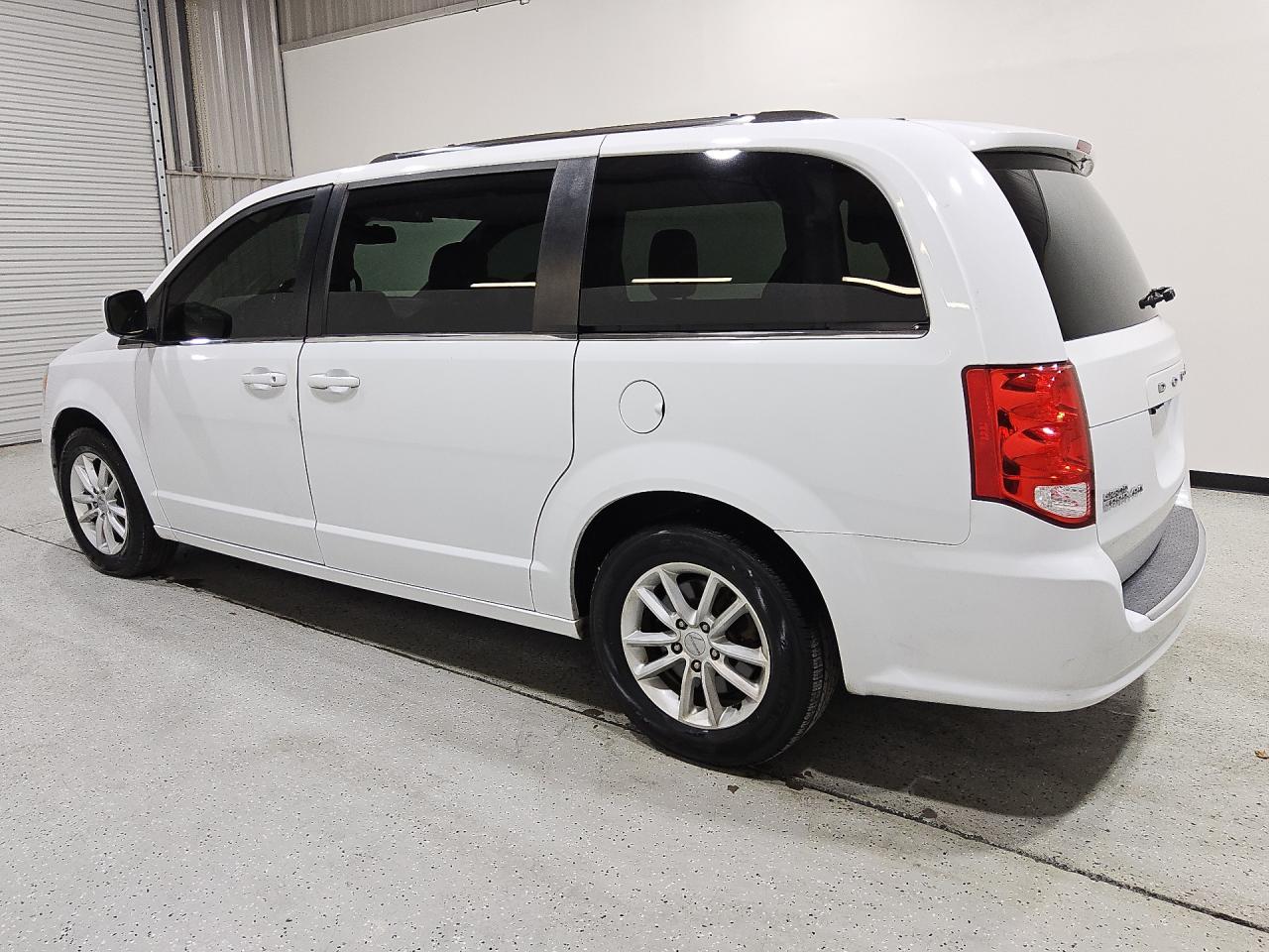 2020 Dodge Grand Caravan Sxt White vin: 2C4RDGCG9LR206831 Damage: Left Front Door, Dent(S) W/ Paint Dmg, 1/2 To 1 Inch