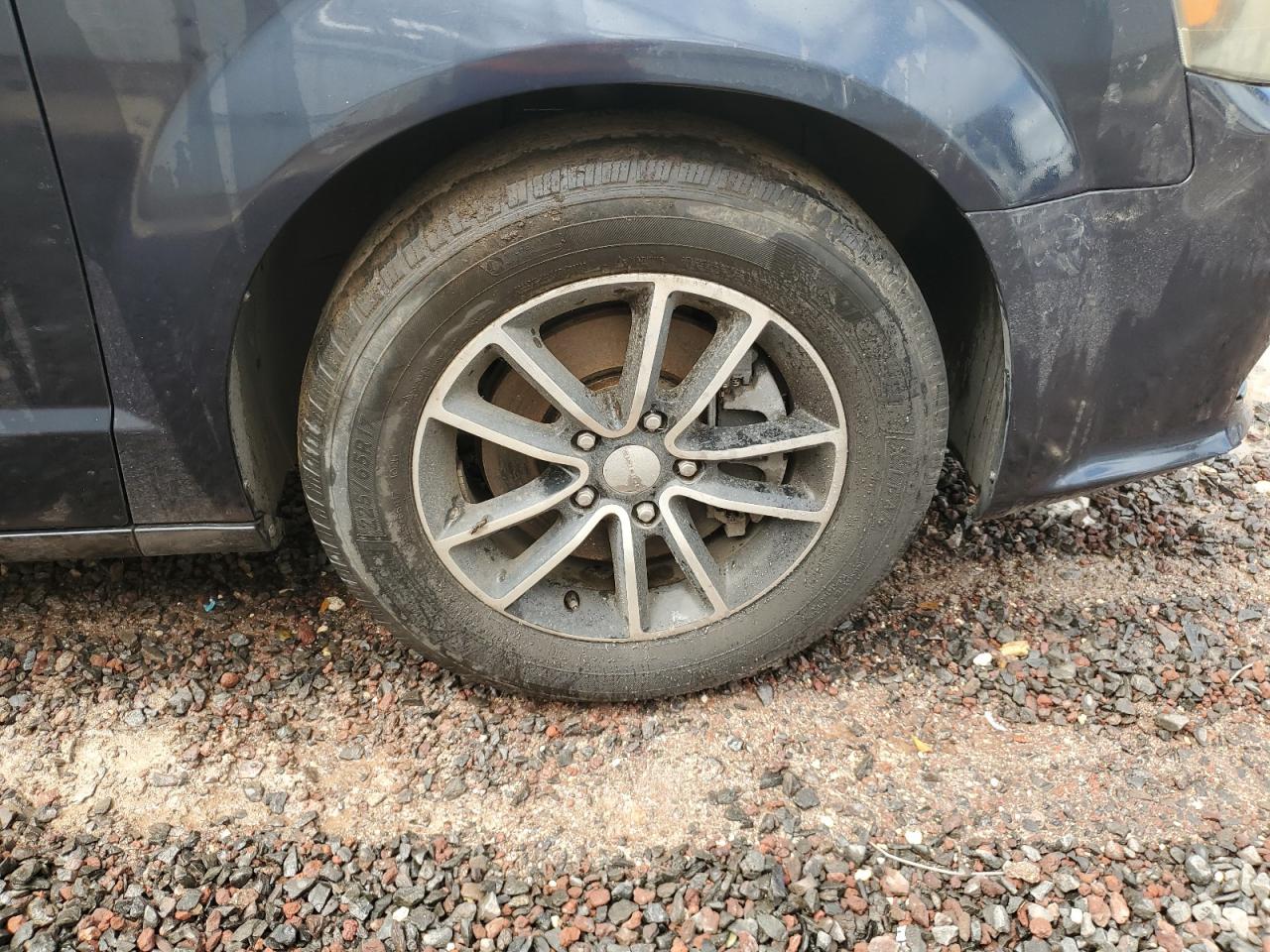 2014 Dodge Grand Caravan Sxt Blue vin: 2C4RDGCGXER462608 Damage: Right Front Tire, Worn, Replacement Required