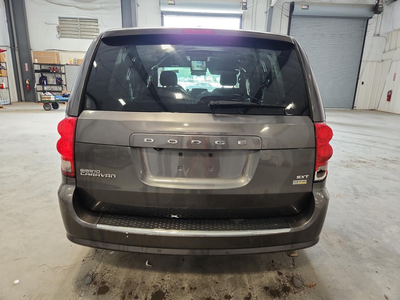 2017 Dodge Grand Caravan Sxt Gray vin: 2C4RDGCGXHR749029 Damage: Right Tail Light, Broken, Replacement Required