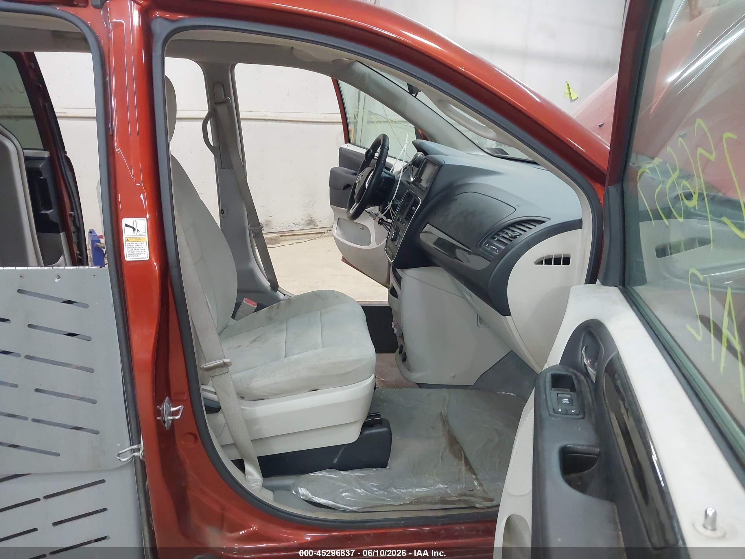 2012 Dodge Grand Caravan Crew Orange vin: 2C4RDGDG8CR281308