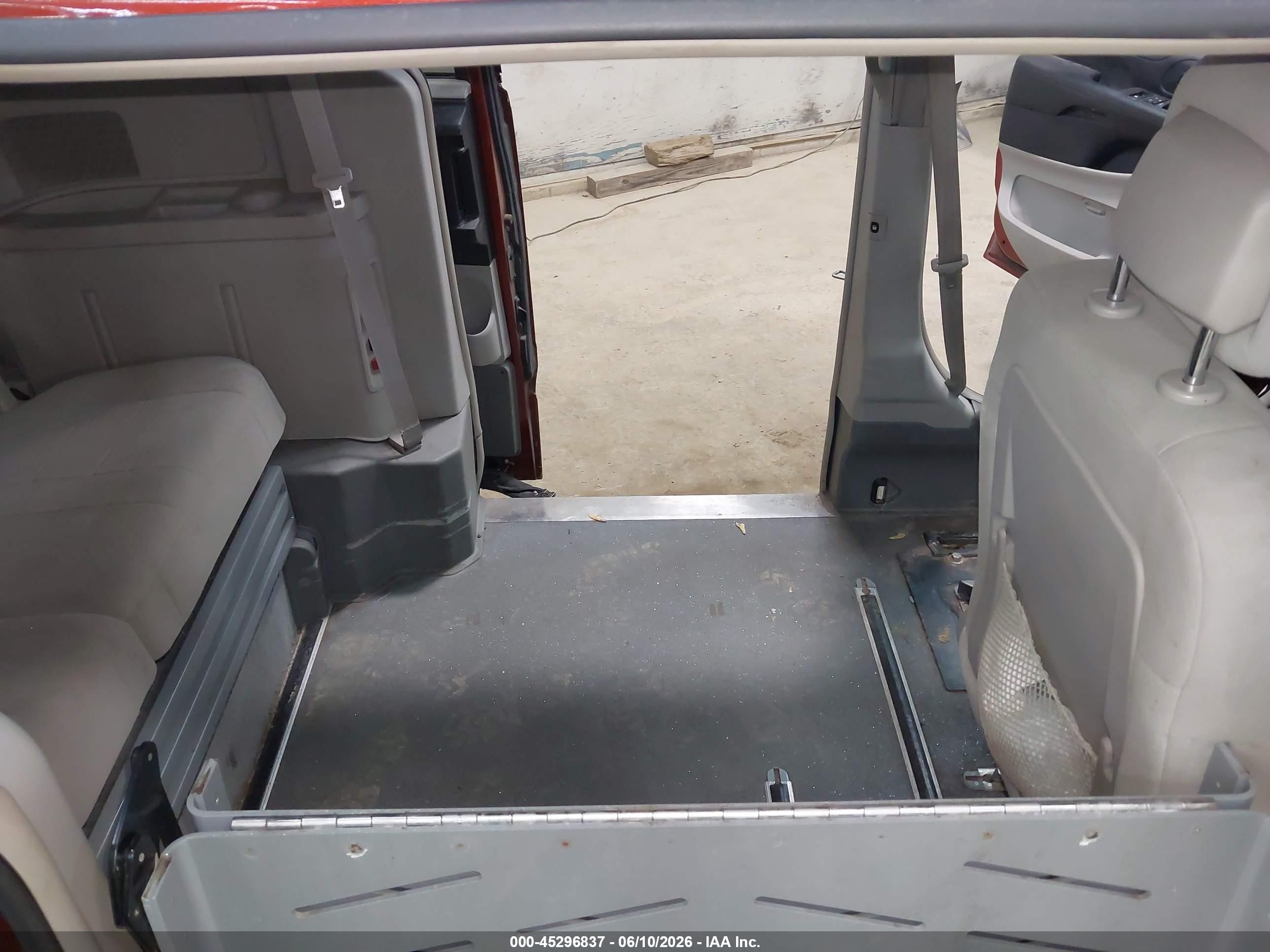 2012 Dodge Grand Caravan Crew Orange vin: 2C4RDGDG8CR281308