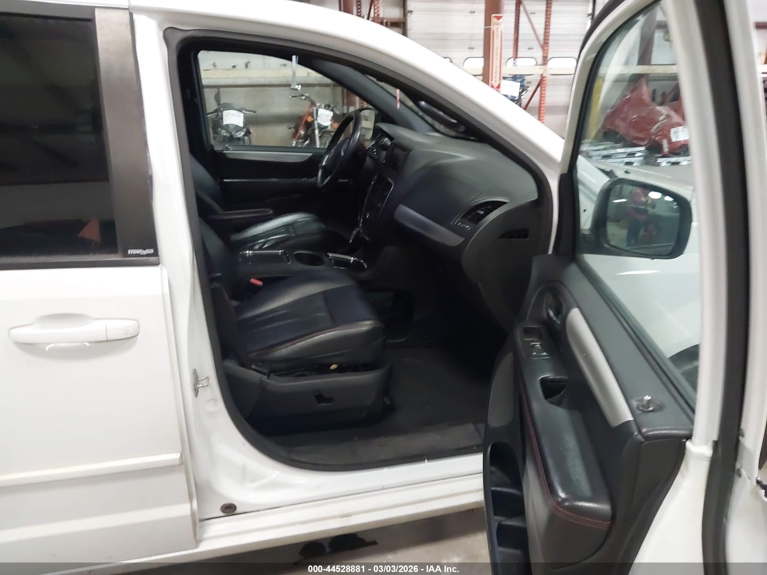 2014 Dodge Grand Caravan R/t Белый vin: 2C4RDGEG2ER137755