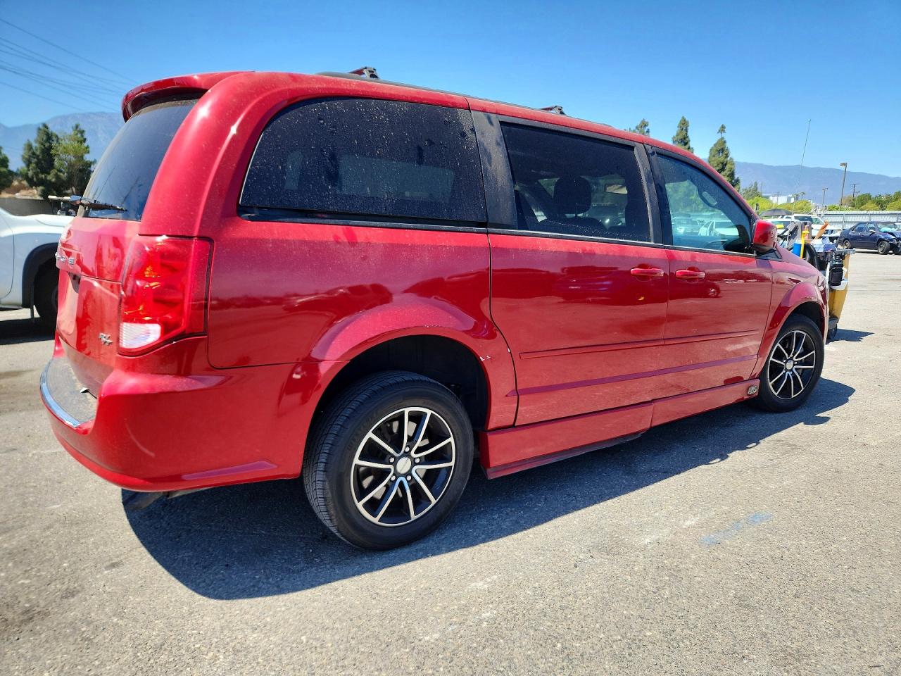 2016 Dodge Grand Caravan R/t Красный vin: 2C4RDGEG6GR224822