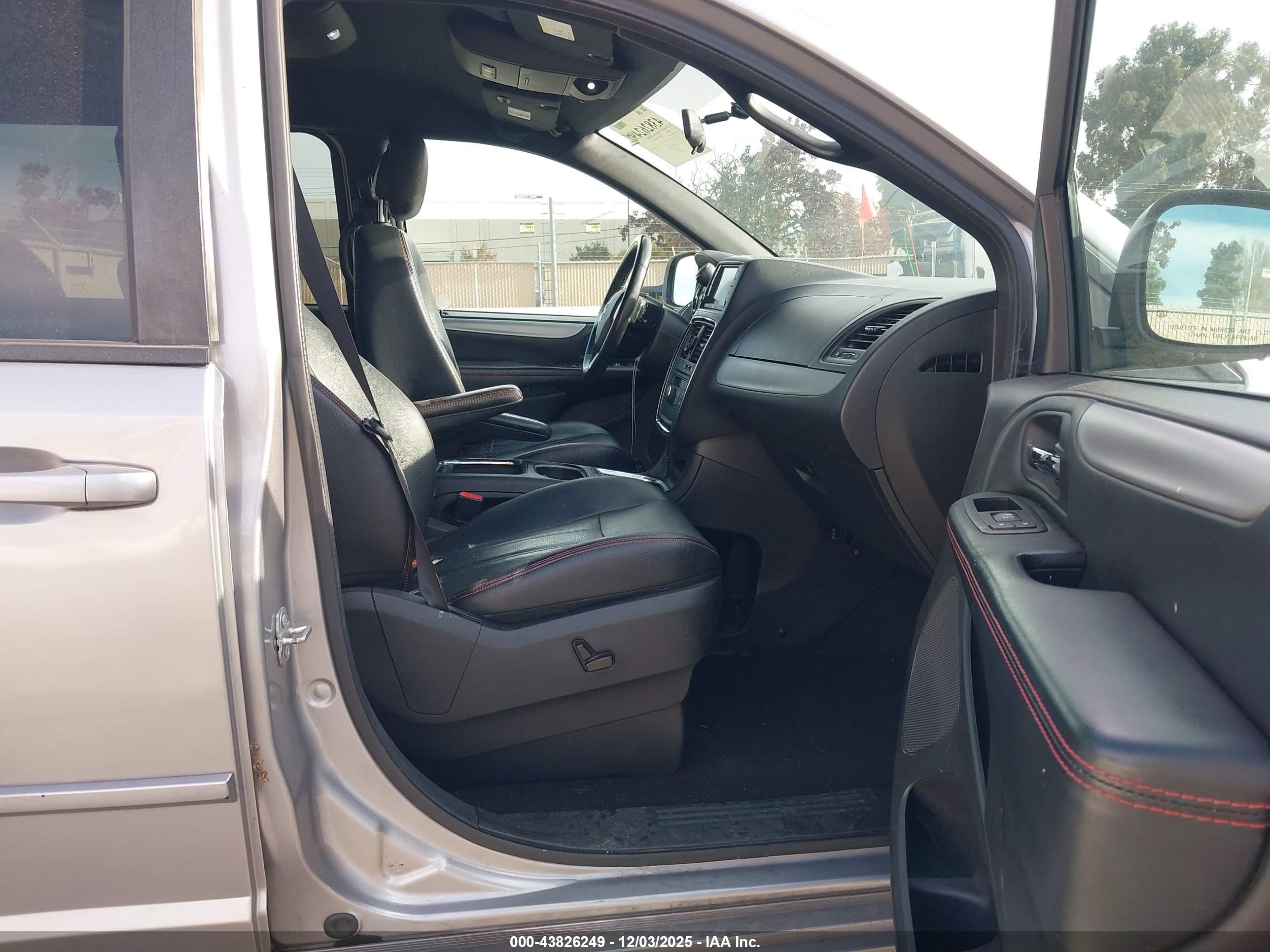 2016 Dodge Grand Caravan R/t Silver vin: 2C4RDGEG7GR310589