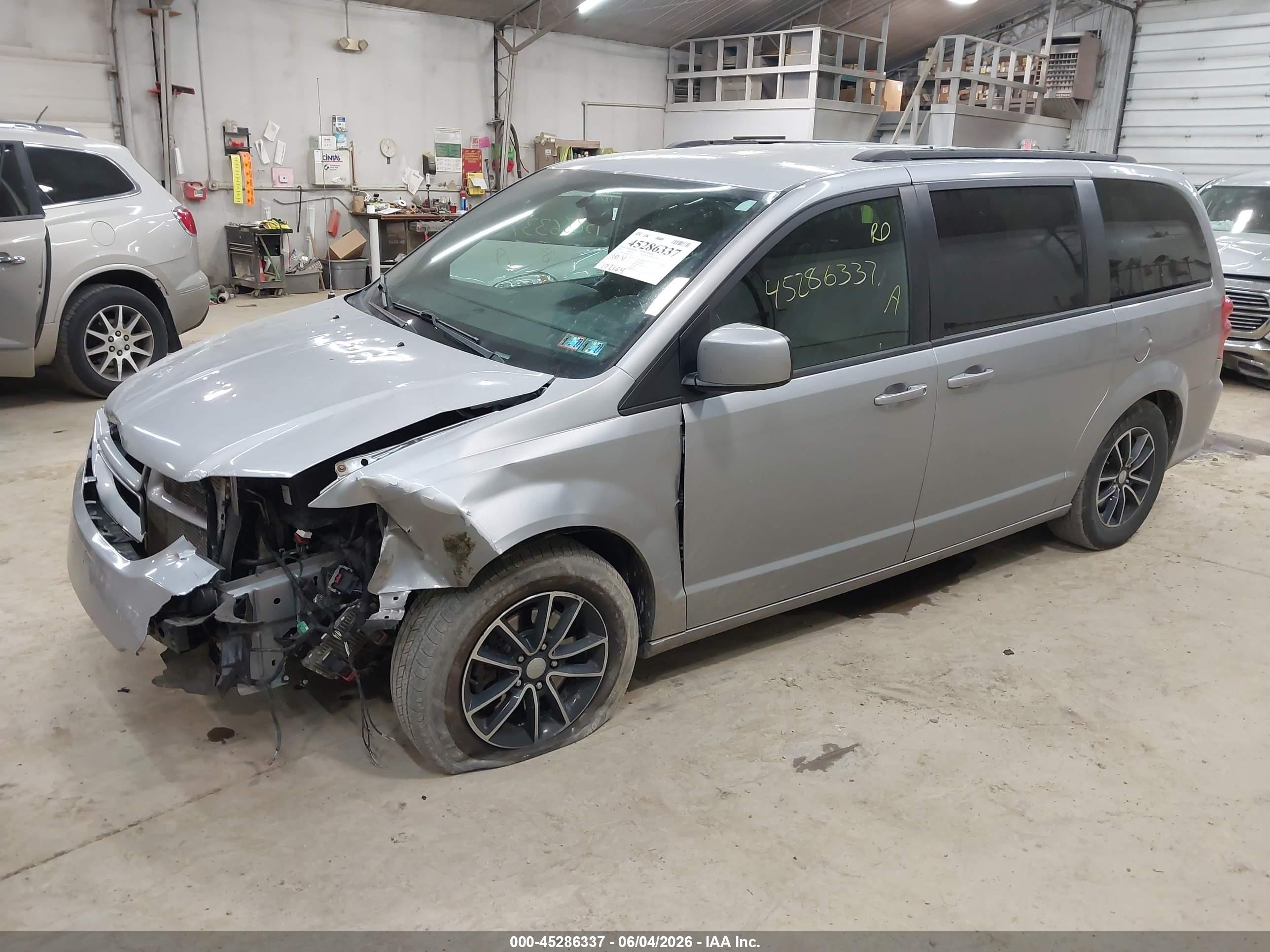 2018 Dodge Grand Caravan Gt Silver vin: 2C4RDGEG8JR202246