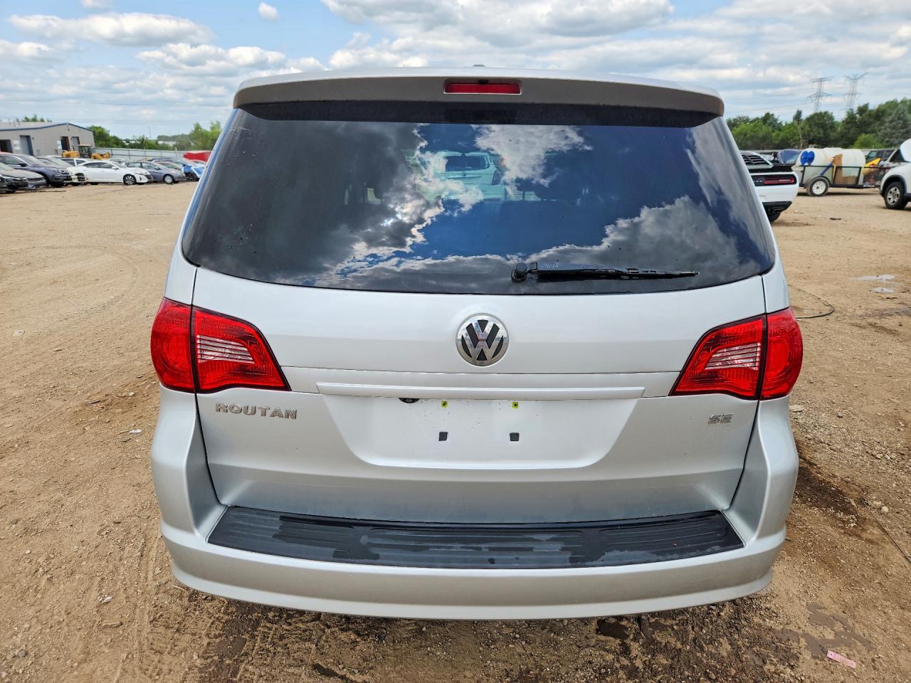 2012 Volkswagen Routan Se Silver vin: 2C4RVABG0CR151987