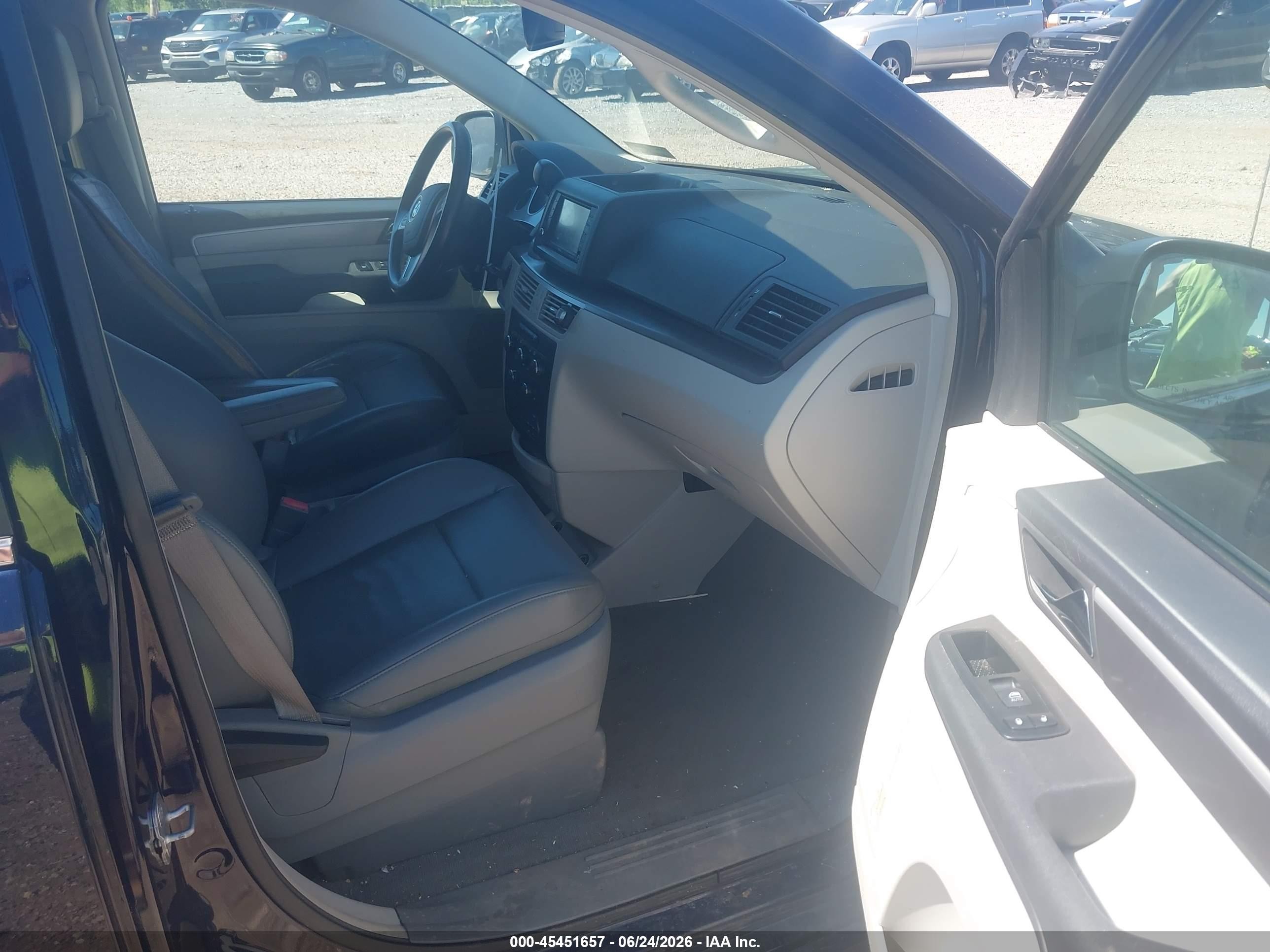2014 Volkswagen Routan Se Dark Blue vin: 2C4RVABG3ER134460