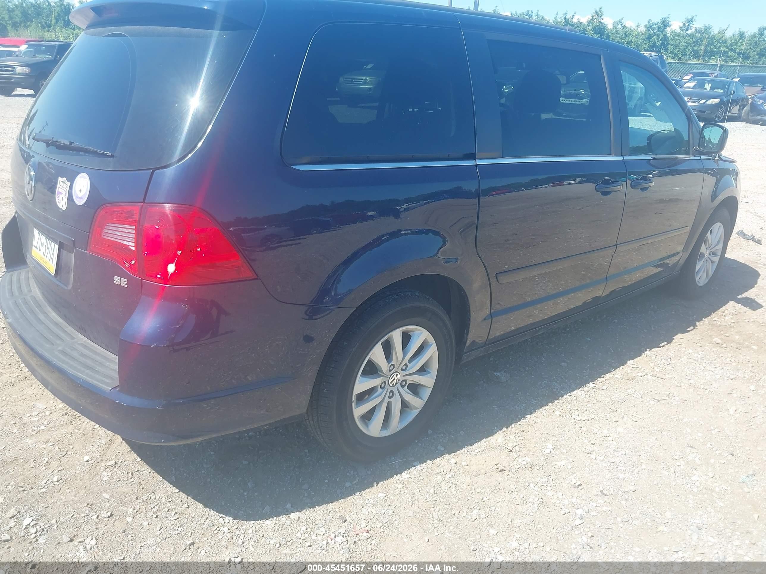 2014 Volkswagen Routan Se Dark Blue vin: 2C4RVABG3ER134460