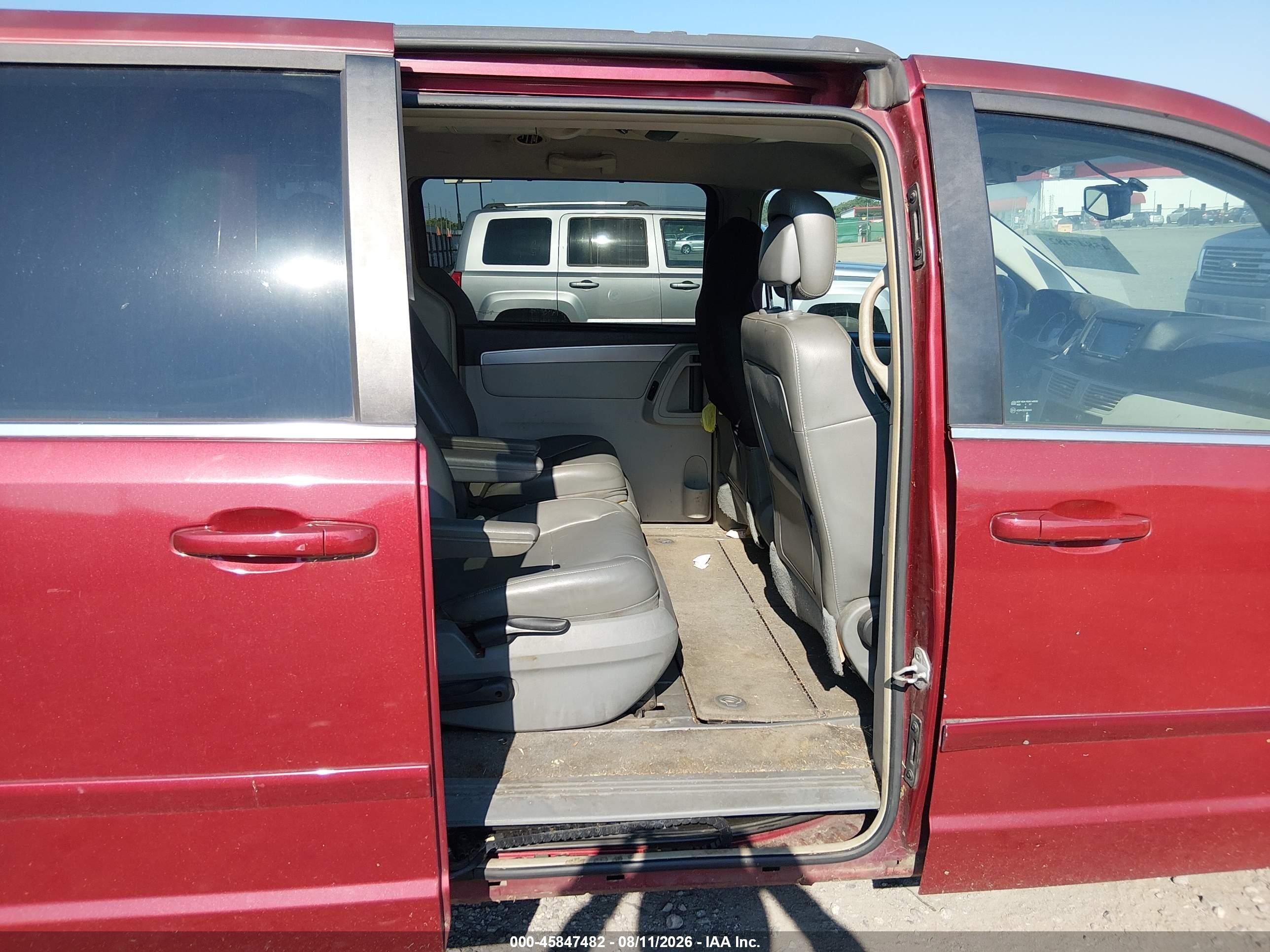 2012 Volkswagen Routan Se Красный vin: 2C4RVABG6CR136121