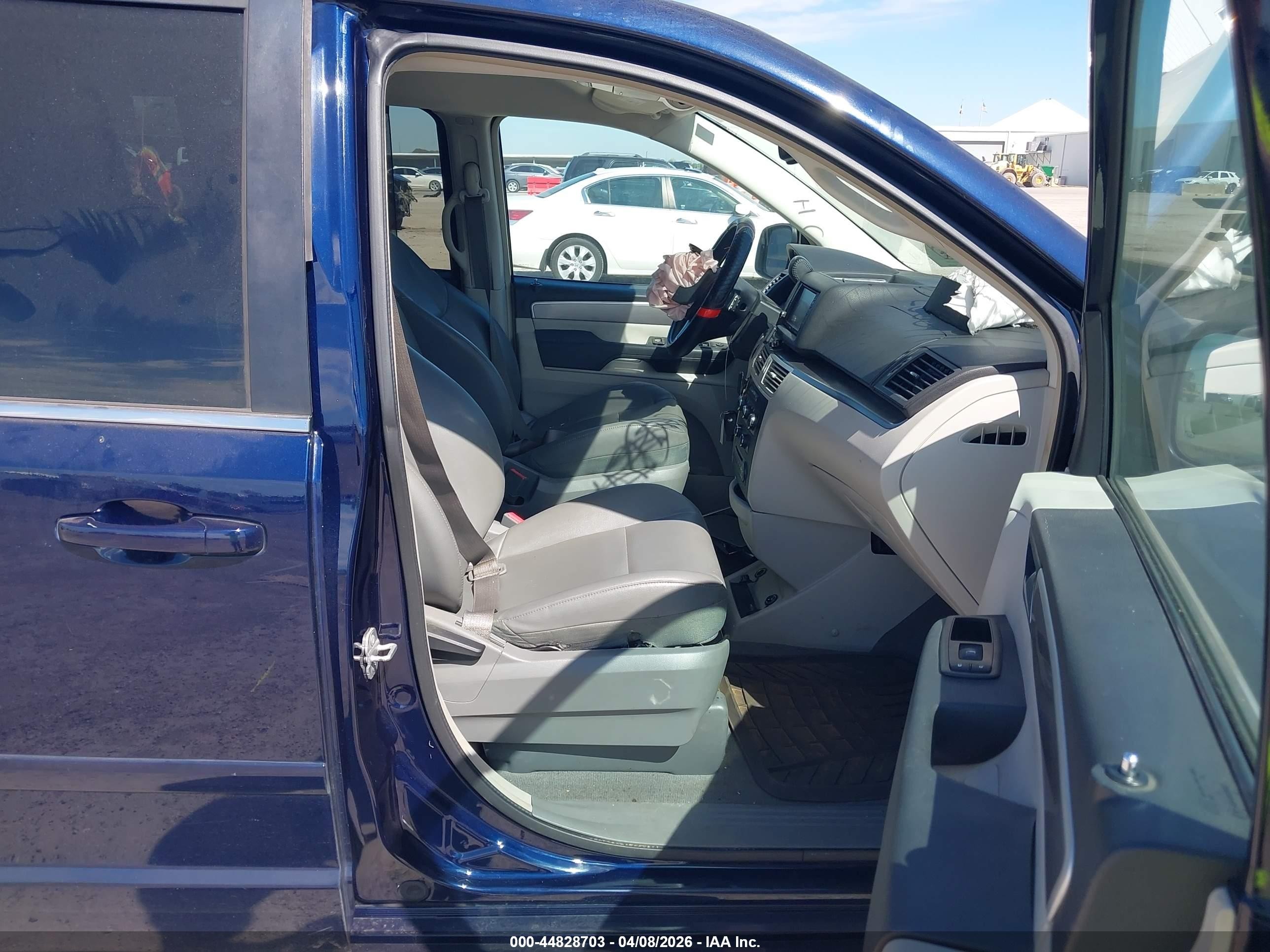 2014 Volkswagen Routan Se Dark Blue vin: 2C4RVABG6ER134937