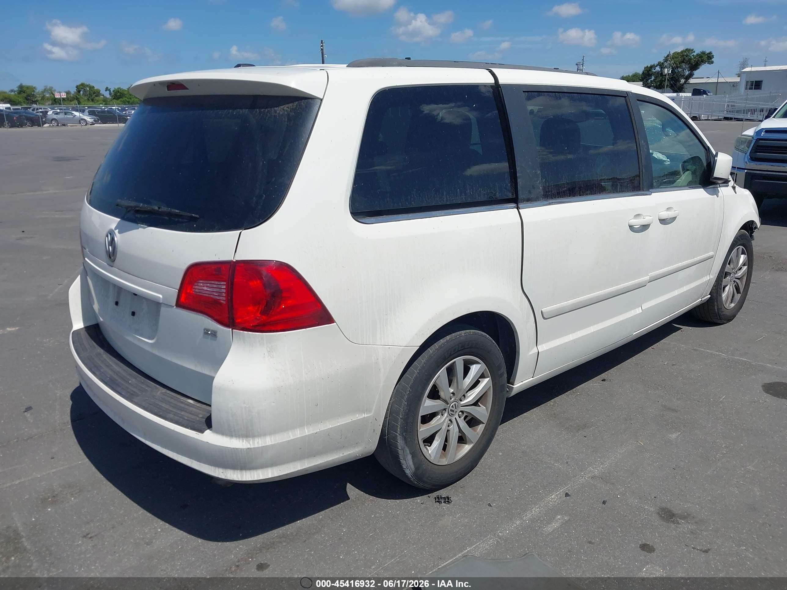 2012 Volkswagen Routan Se White vin: 2C4RVABGXCR390690