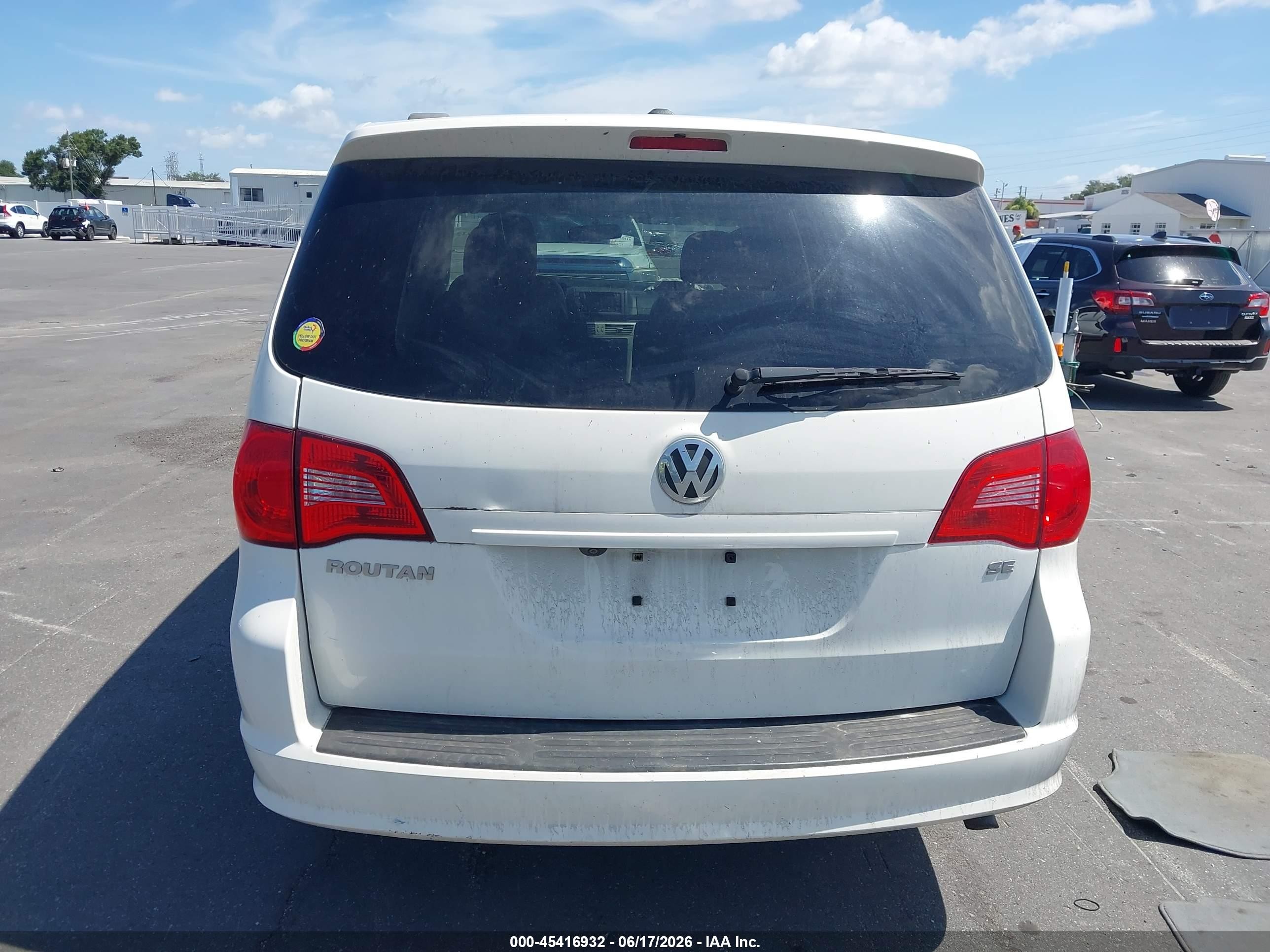 2012 Volkswagen Routan Se White vin: 2C4RVABGXCR390690